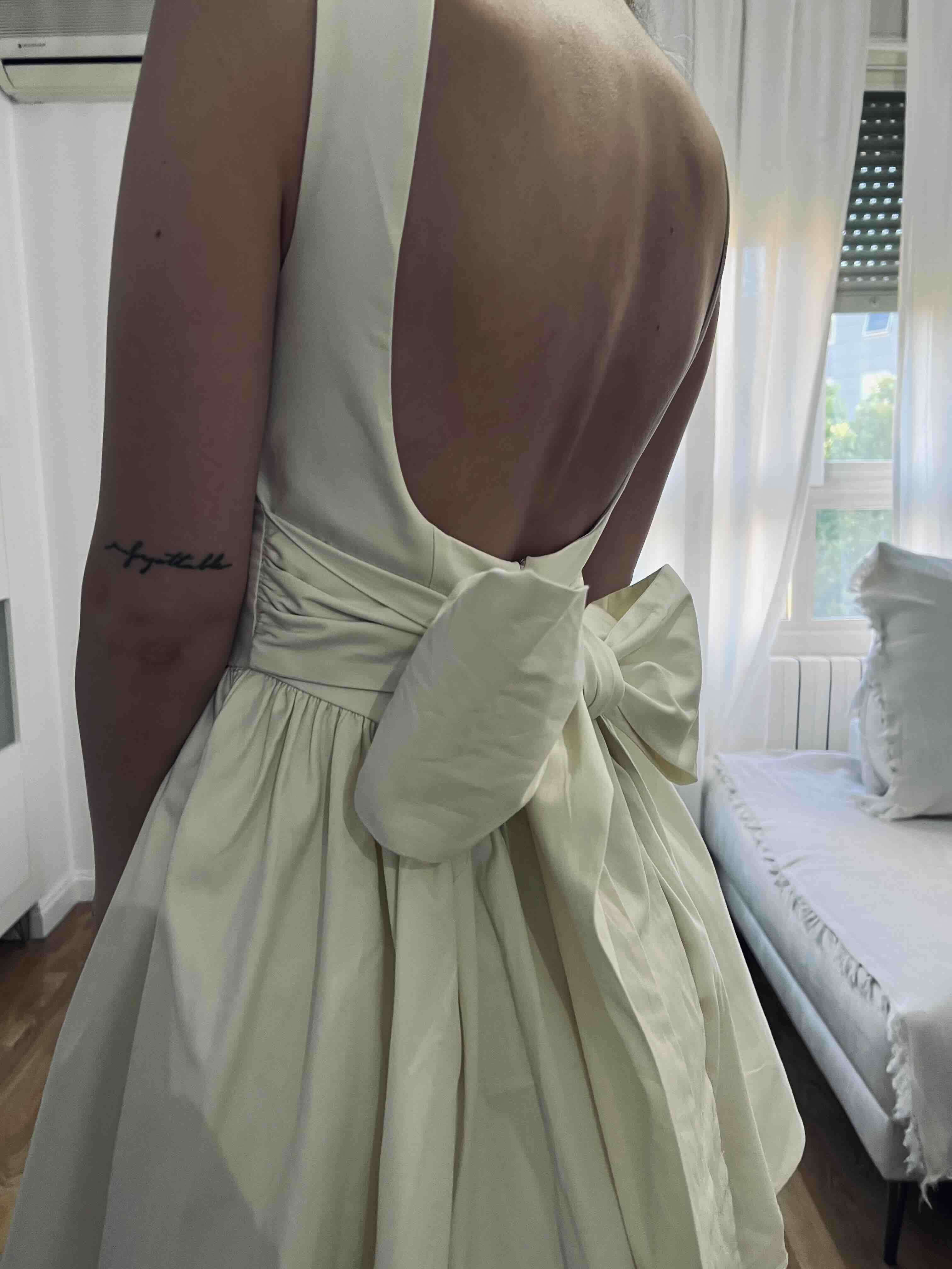 Vestido blanco corto con lazo — foto 2 de 6