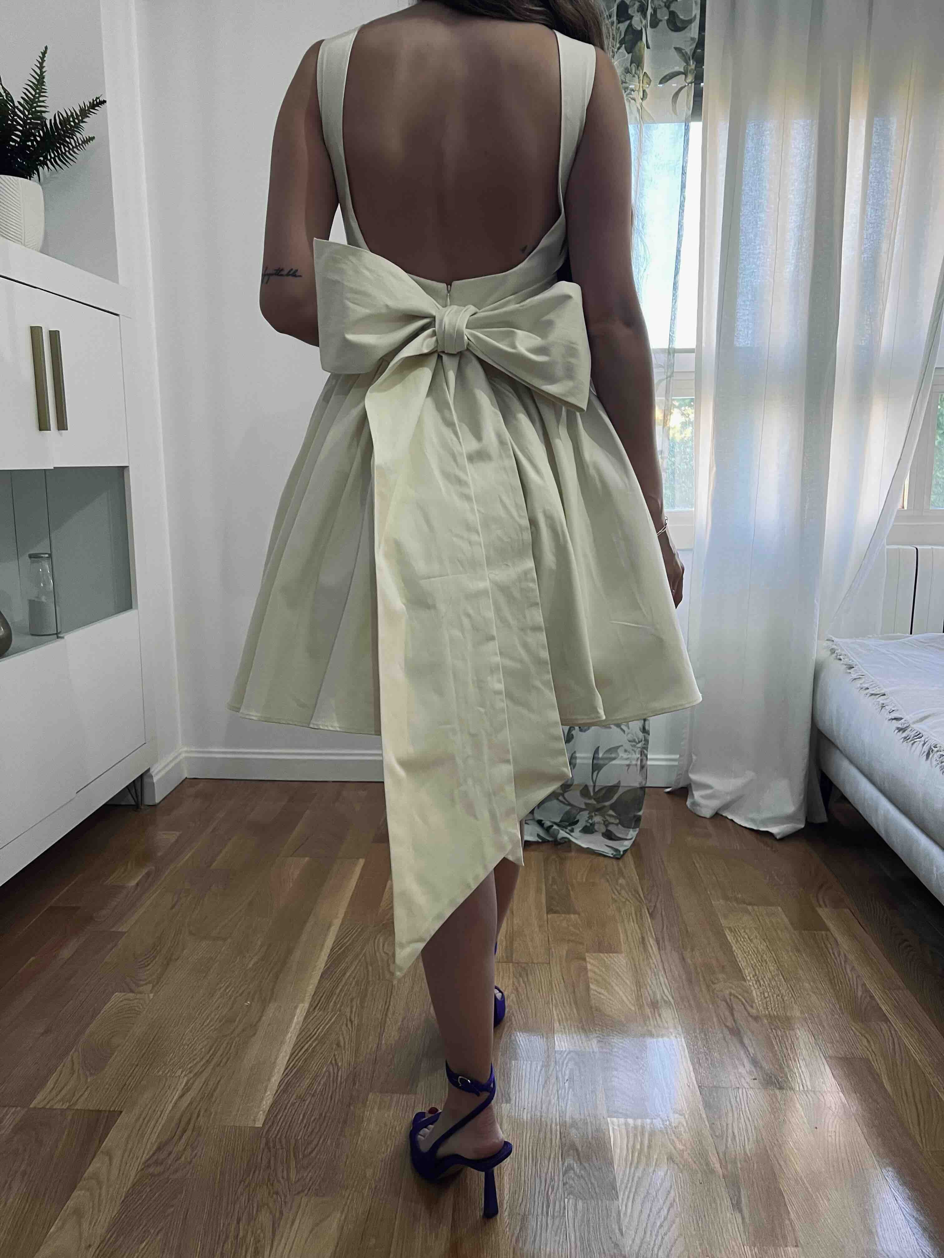 Vestido blanco corto con lazo — foto 3 de 6