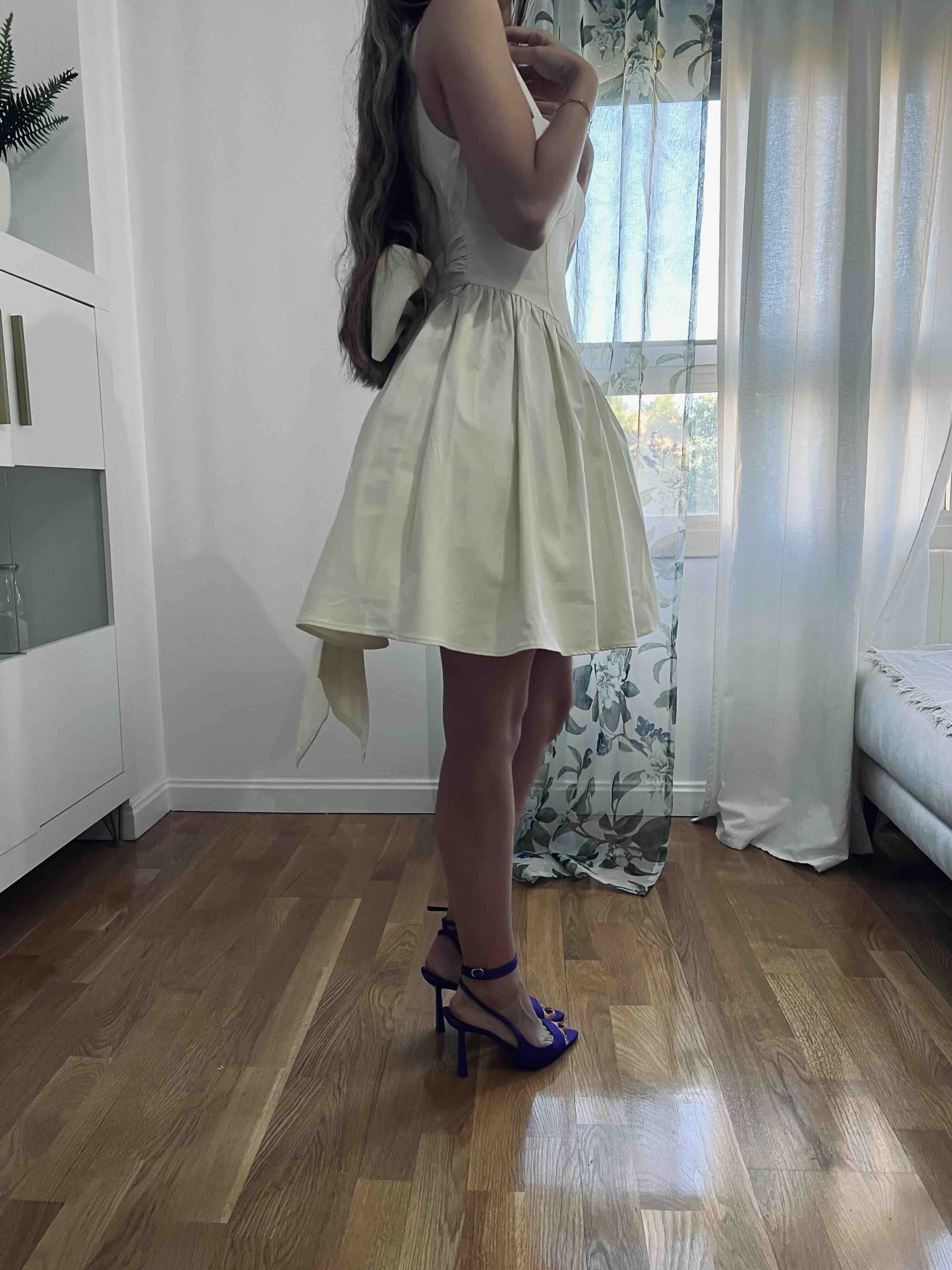 Vestido blanco corto con lazo — foto 4 de 6