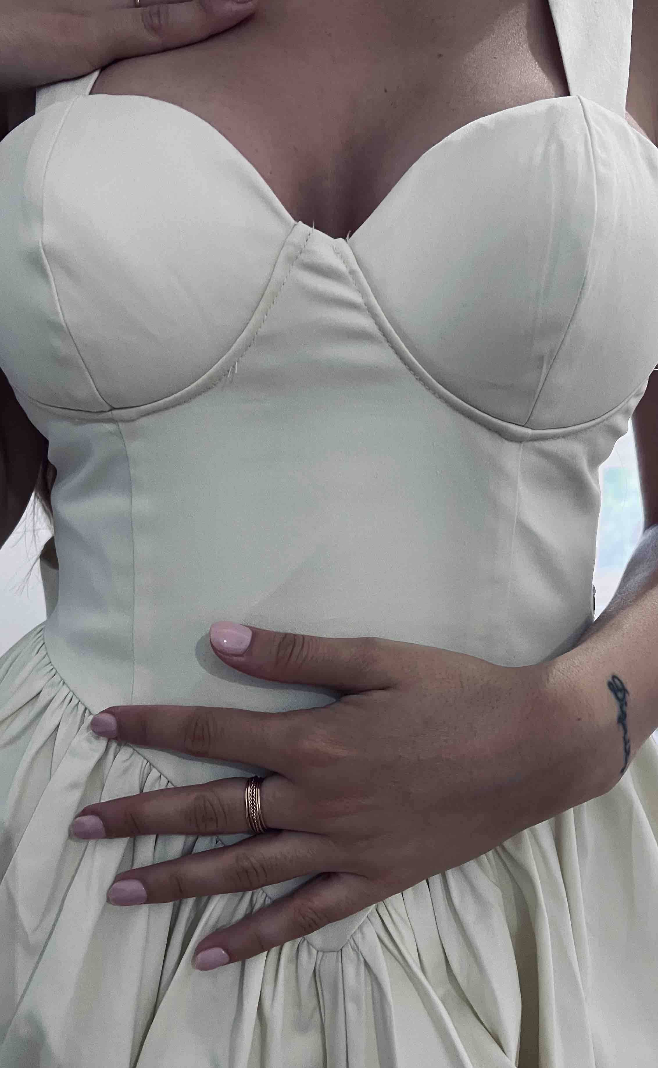 Vestido blanco corto con lazo — foto 5 de 6