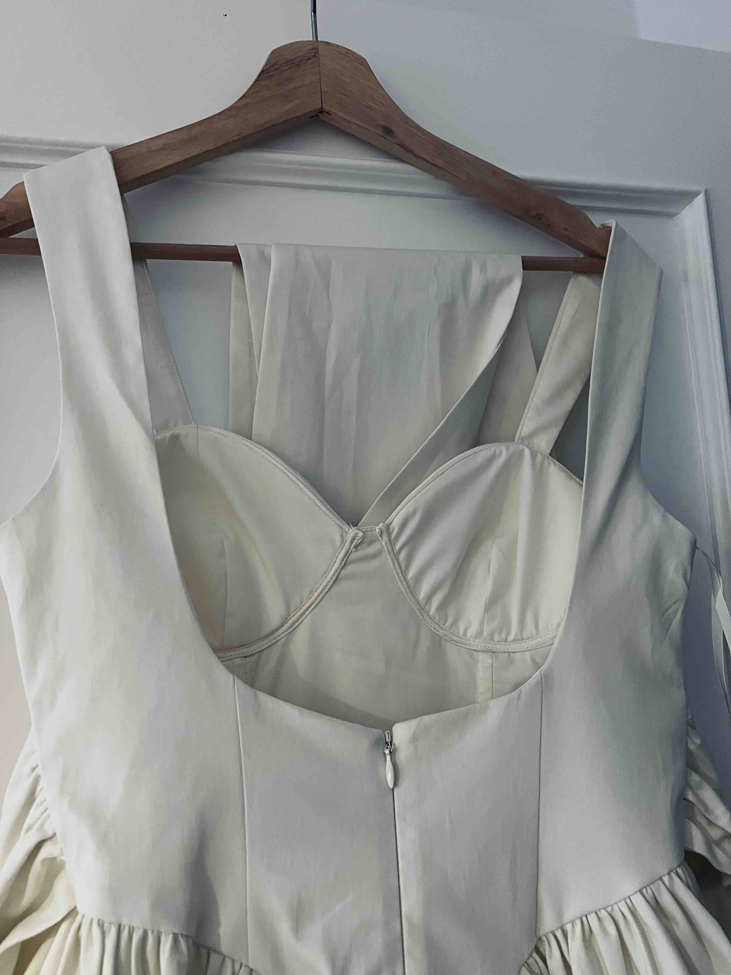 Vestido blanco corto con lazo — foto 6 de 6