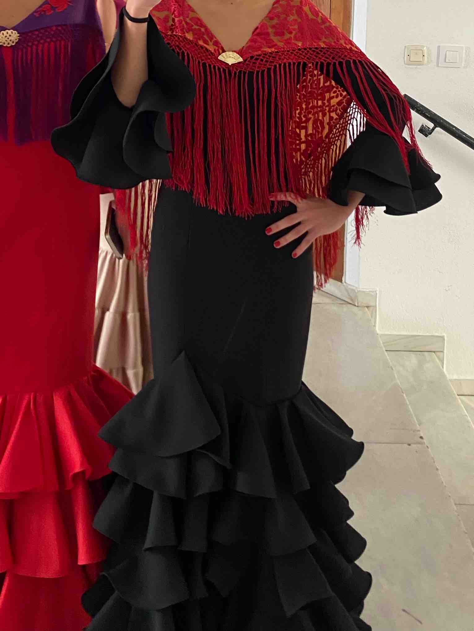 Vestido de flamenca negro + mantón rojo incluido Sibilina Flamenca — foto 2 de 4