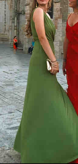 Vestido largo asimetríco verde oliva con apertura en la pierna The Are — foto 2 de 2