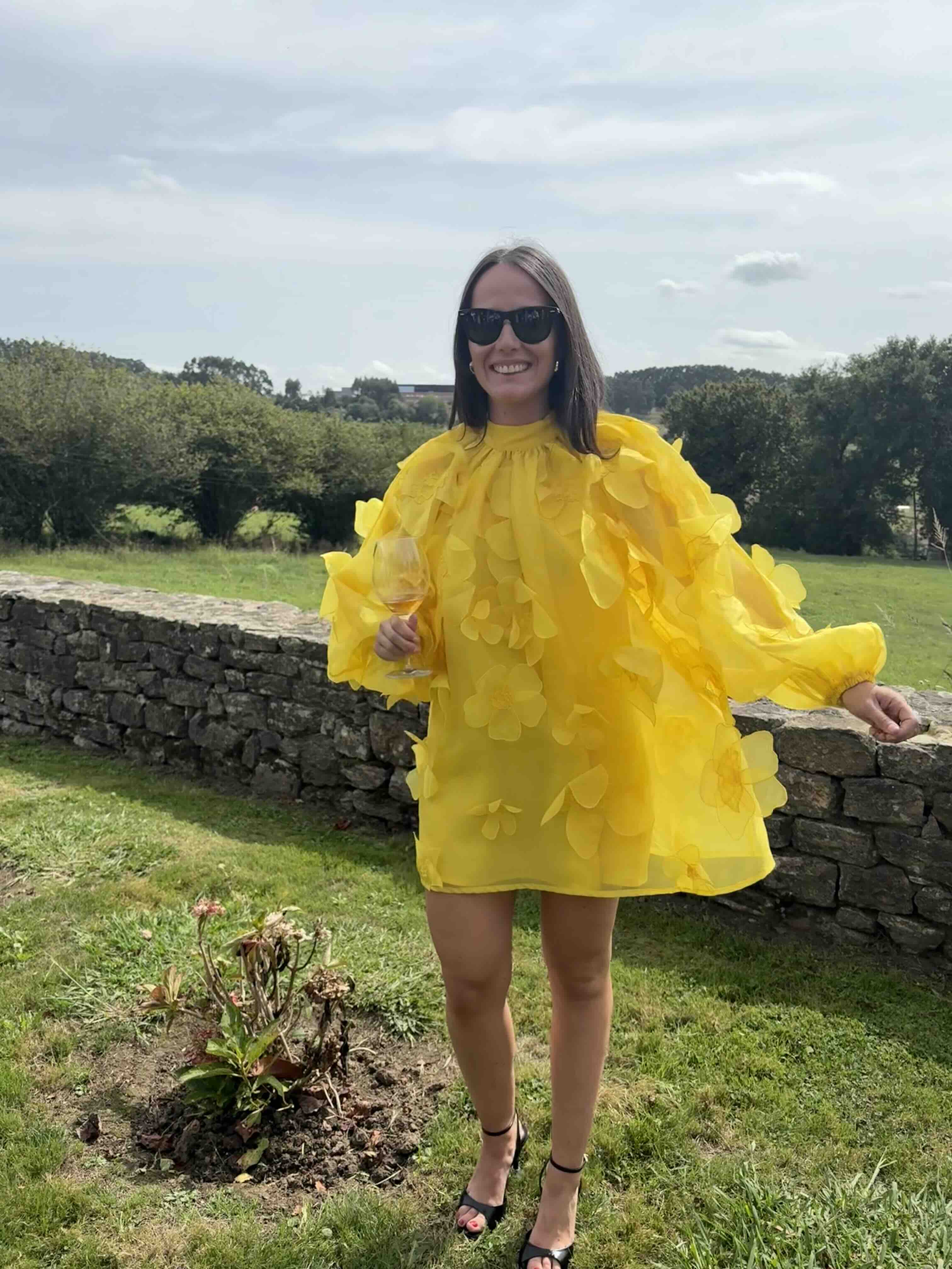 Vestido amarillo con flores Asos Design — foto 1 de 4