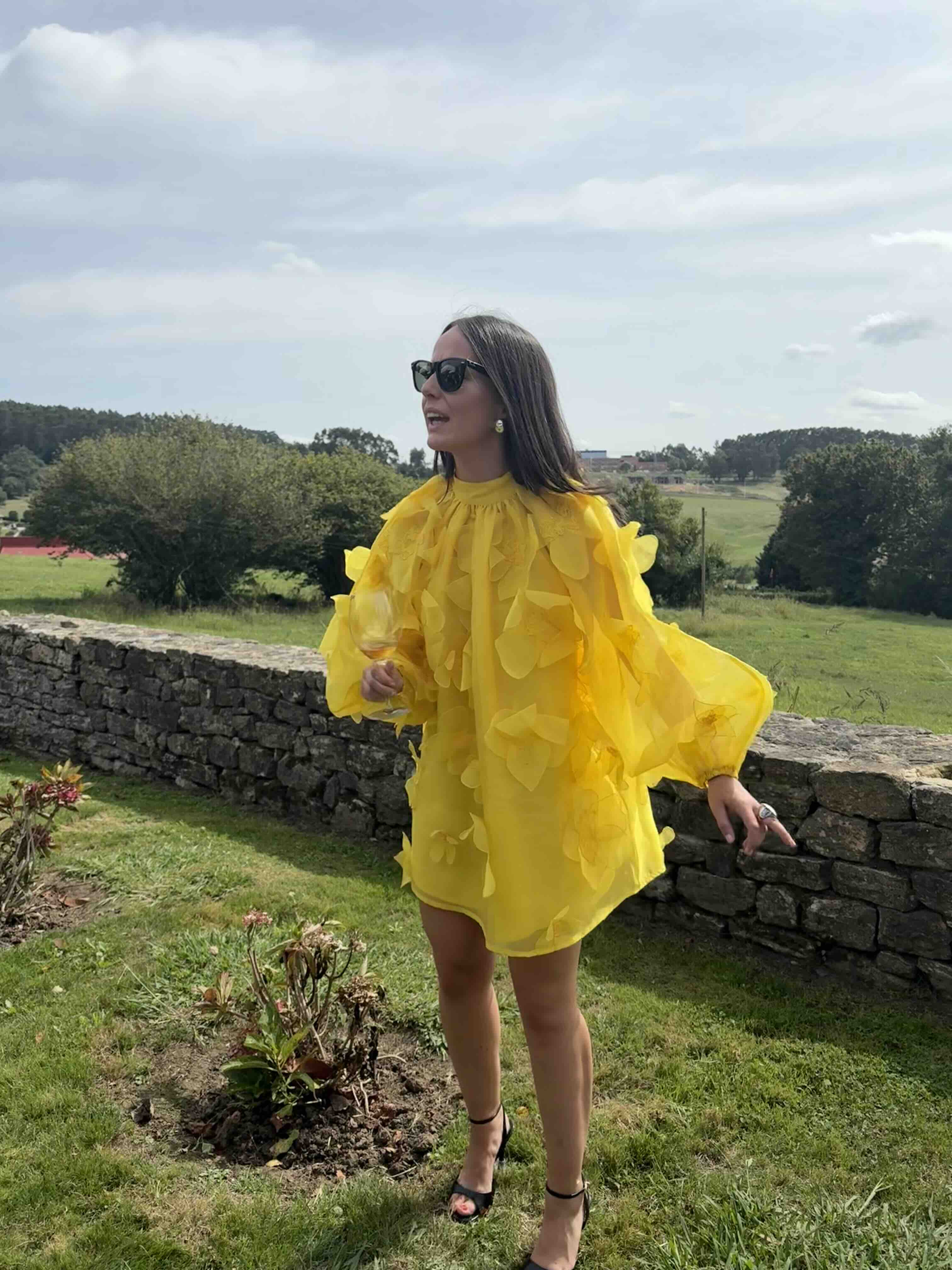 Vestido amarillo con flores Asos Design — foto 2 de 4