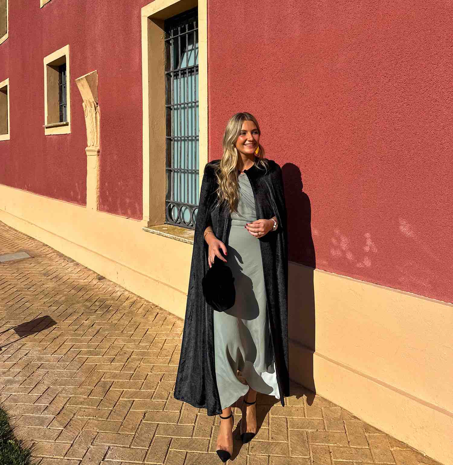 Vestido y capa Coosy — foto 1 de 4