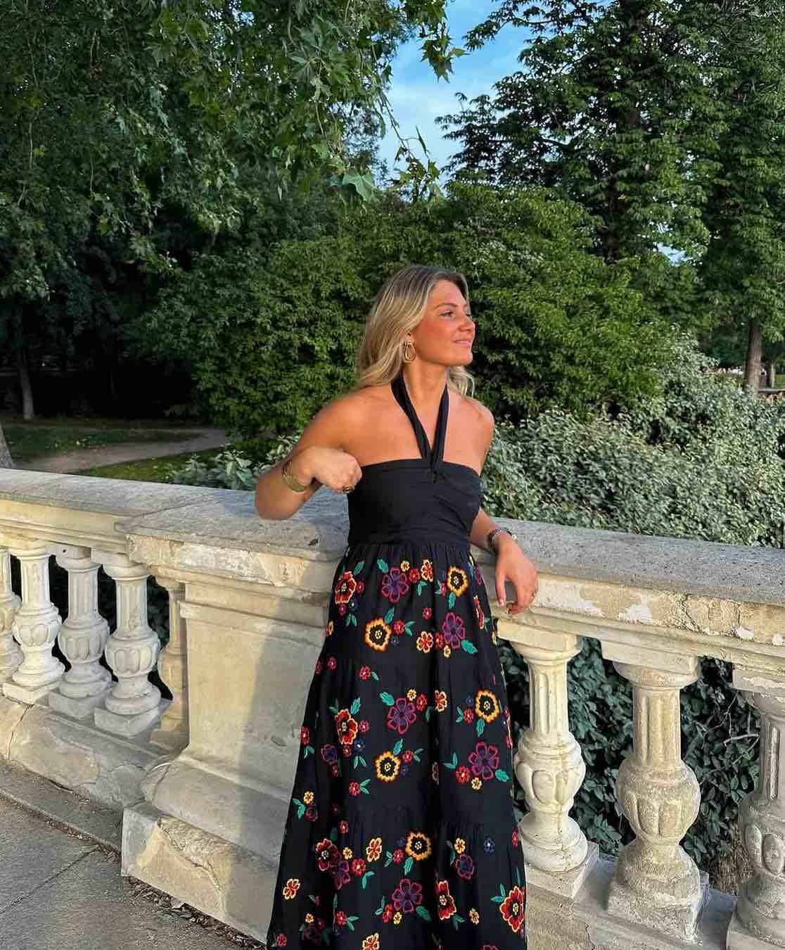 Vestido bordado Sezane — foto 2 de 3