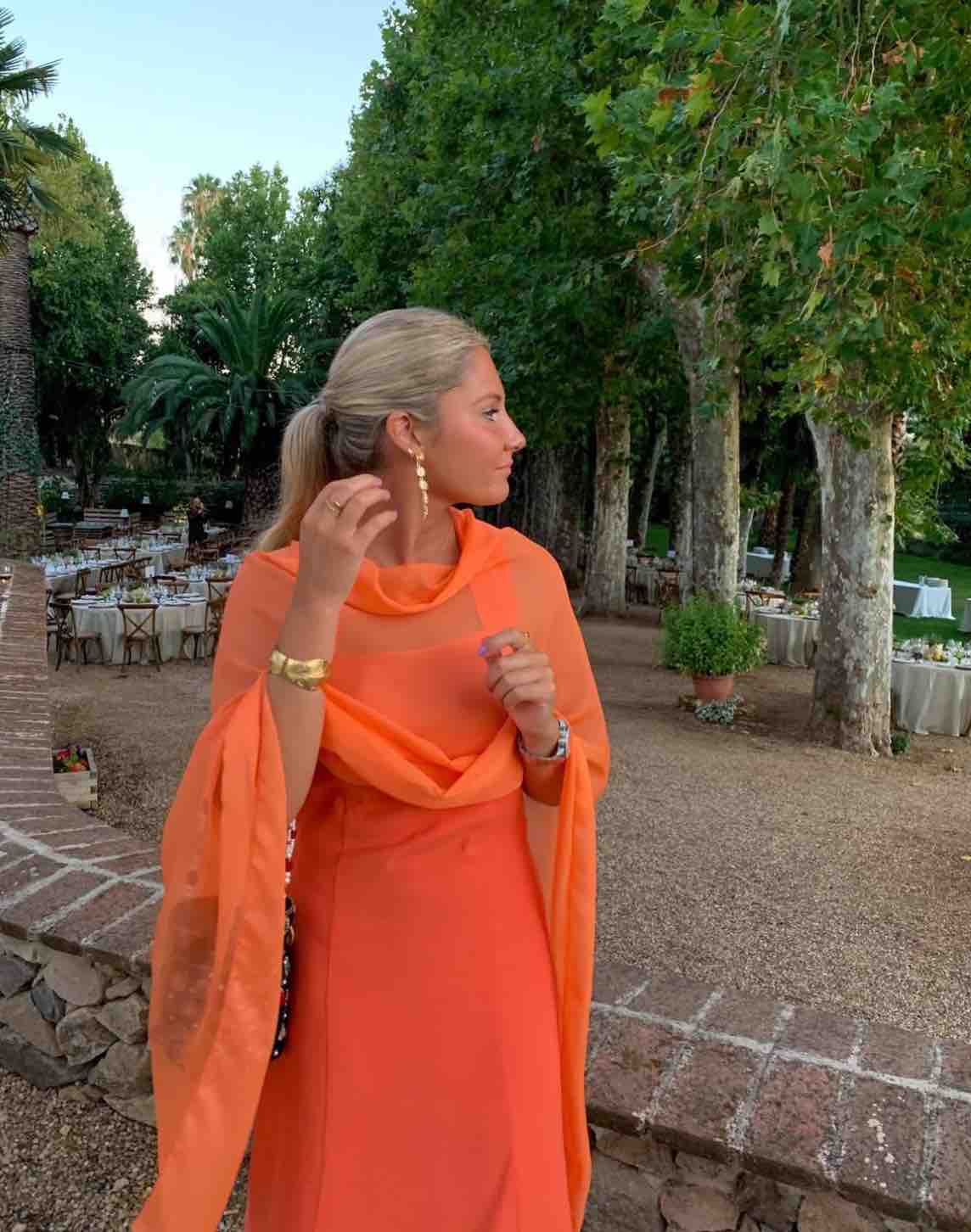 Vestido y capa naranja MANGO Capsule — foto 2 de 4