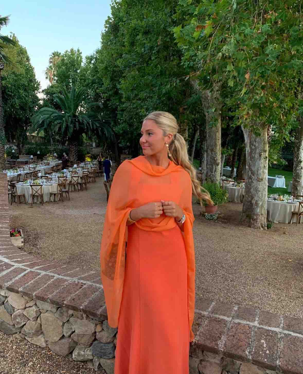Vestido y capa naranja MANGO Capsule — foto 4 de 4
