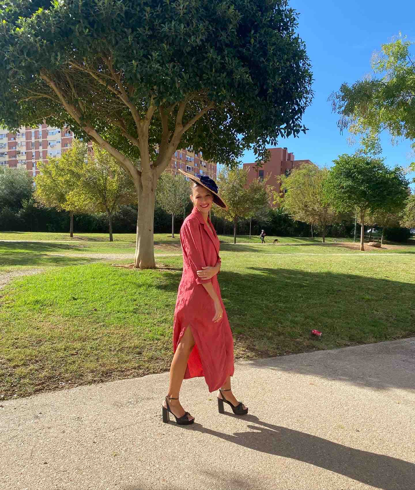 Vestido ideal y elegante de bodas en un coral rosado Mattui Collection — foto 1 de 3