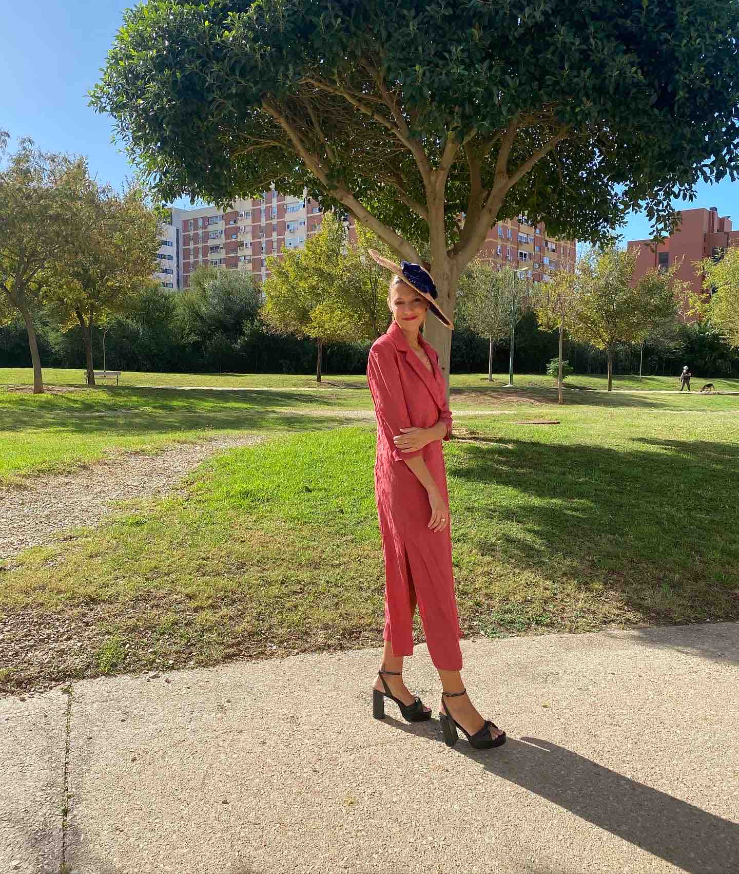 Vestido ideal y elegante de bodas en un coral rosado Mattui Collection — foto 2 de 3