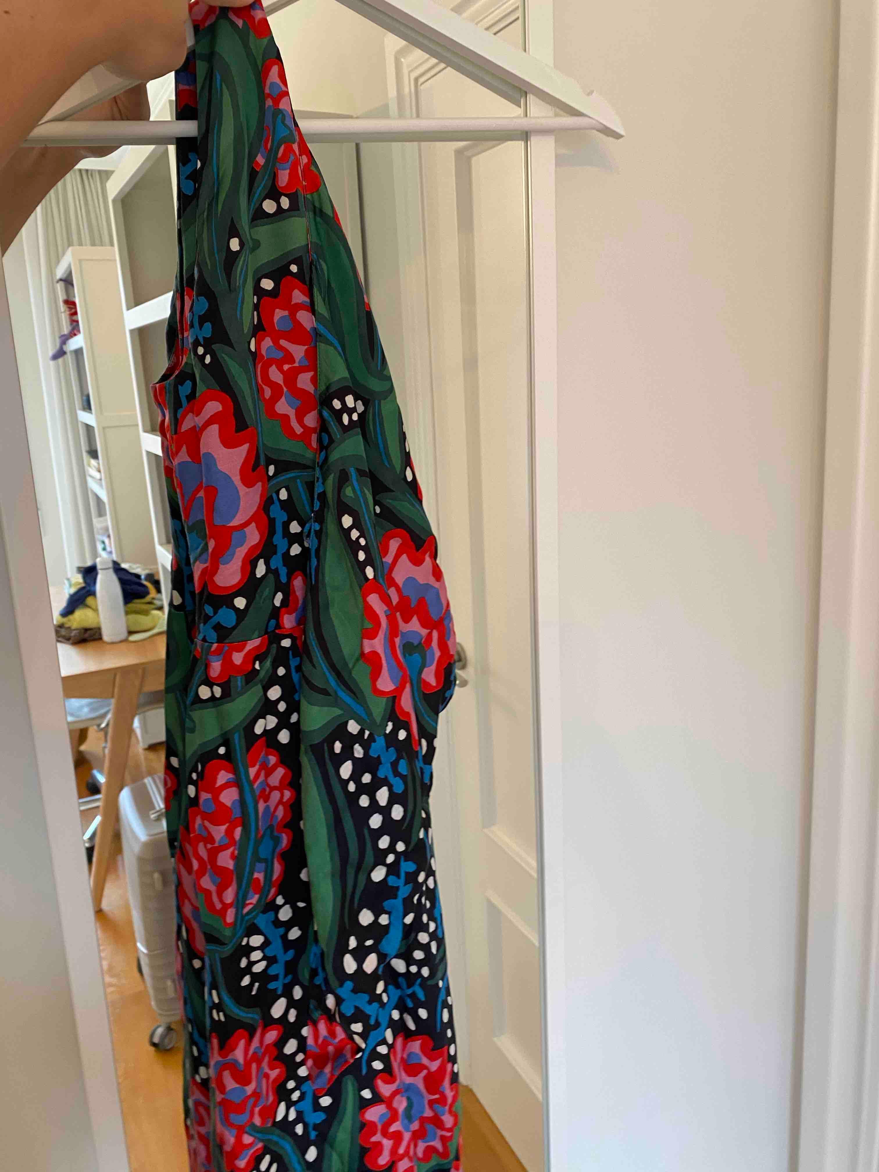 Vestido Mirae asimétrico — foto 4 de 5