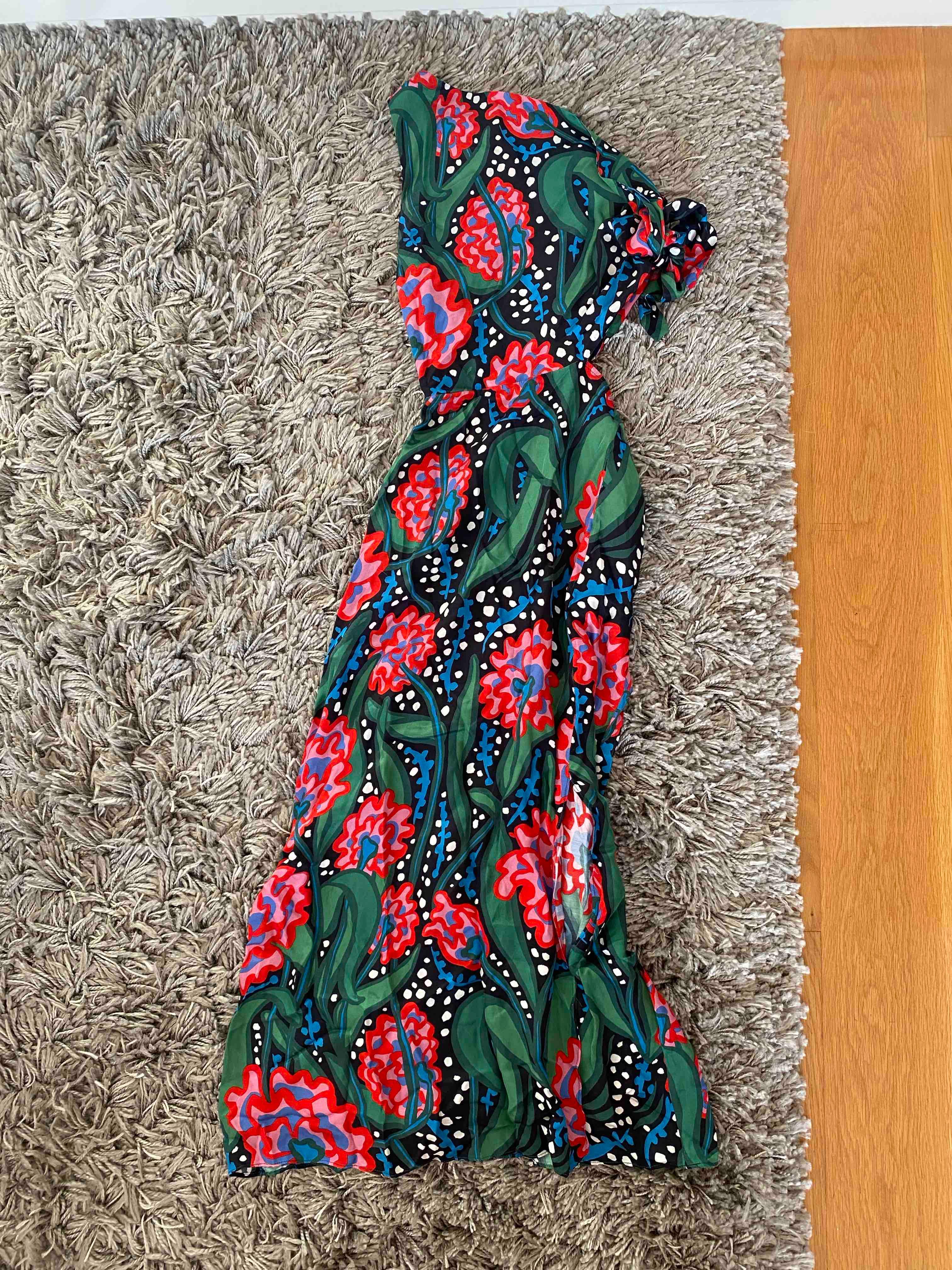 Vestido Mirae asimétrico — foto 1 de 5