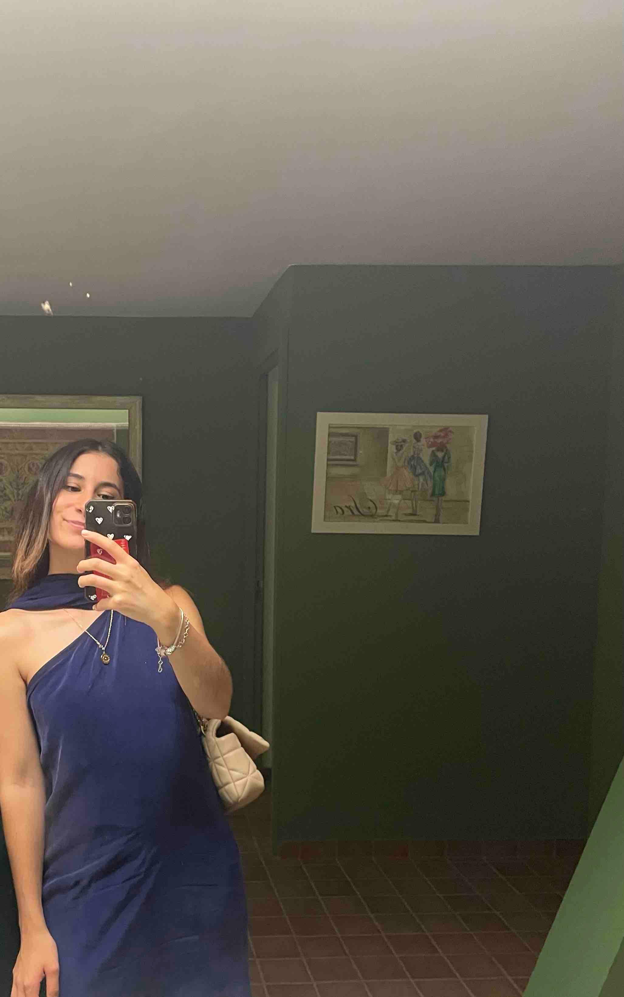 Vestido de Invitada de Cris Serra junto a una capa — foto 2 de 4