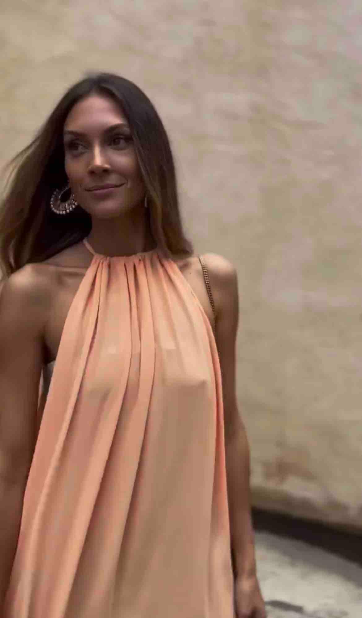 Vestido de invitada de la colección de Victoria x Brilada. El precio del vestido es de 350€ — foto 3 de 5