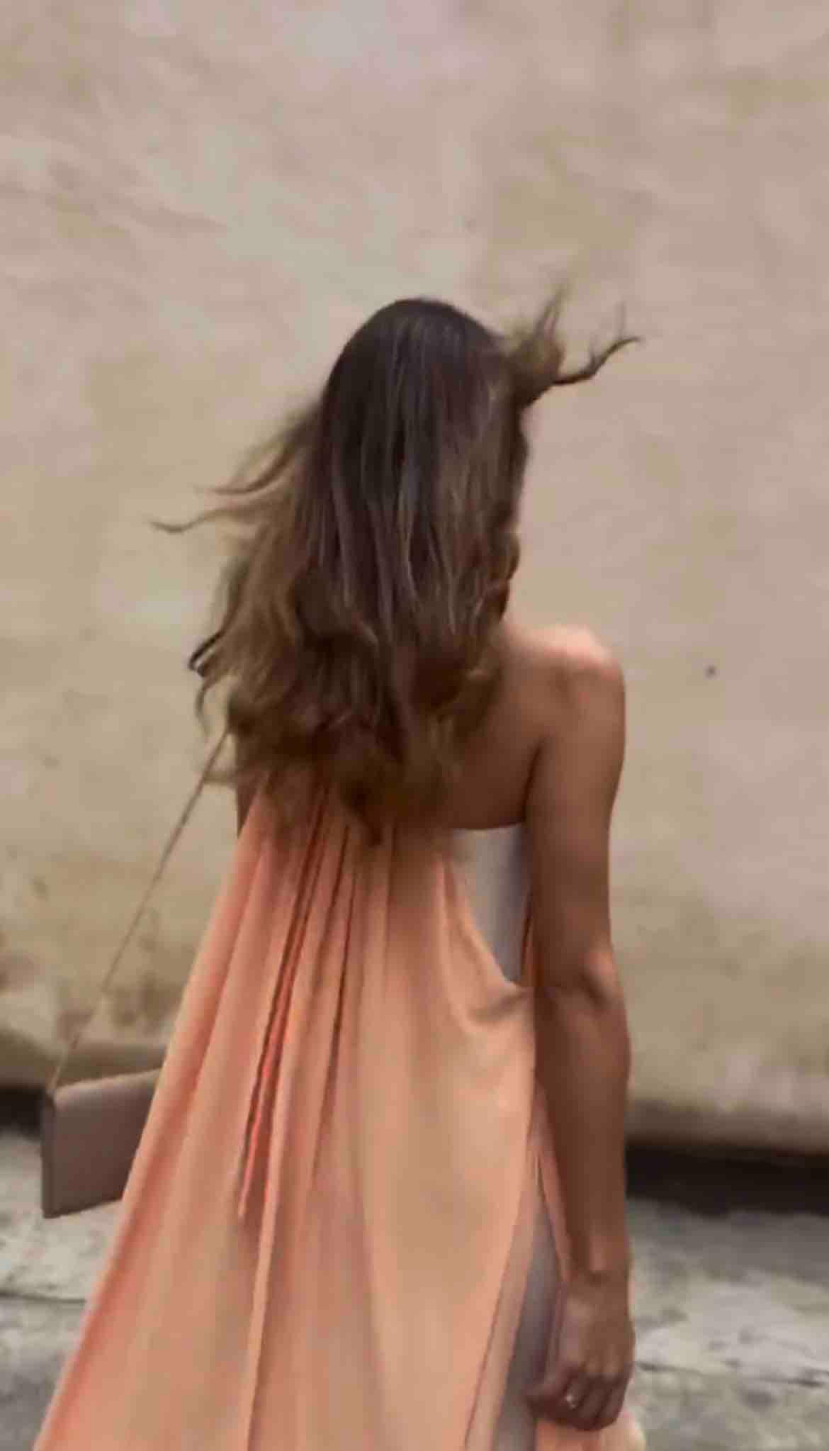 Vestido de invitada de la colección de Victoria x Brilada. El precio del vestido es de 350€ — foto 4 de 5