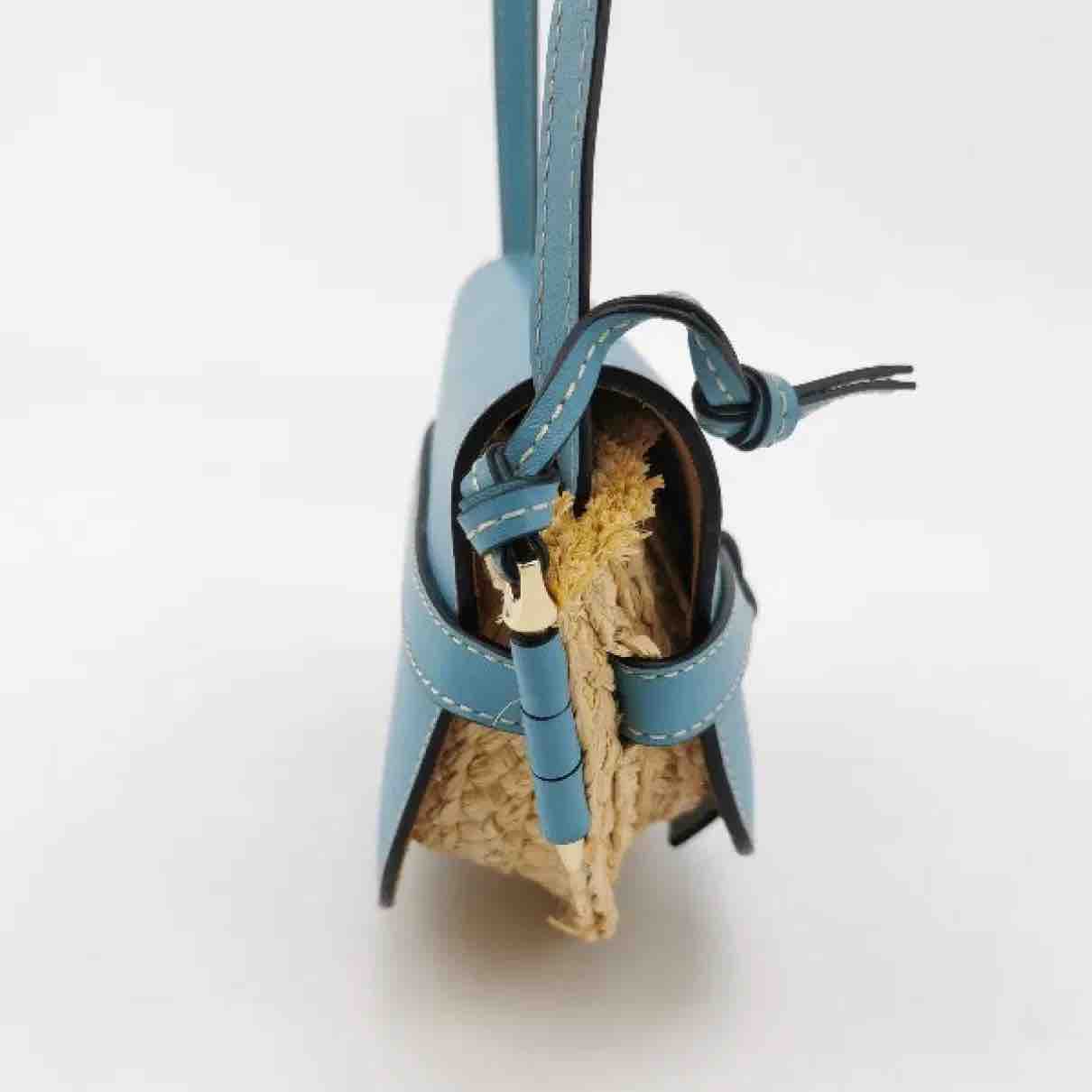 Bolso bandolera Loewe Gate mini en cuero azul y raffia beige — foto 3 de 6