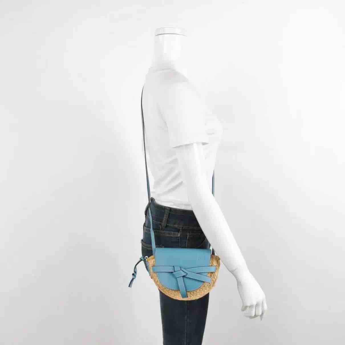 Bolso bandolera Loewe Gate mini en cuero azul y raffia beige — foto 6 de 6