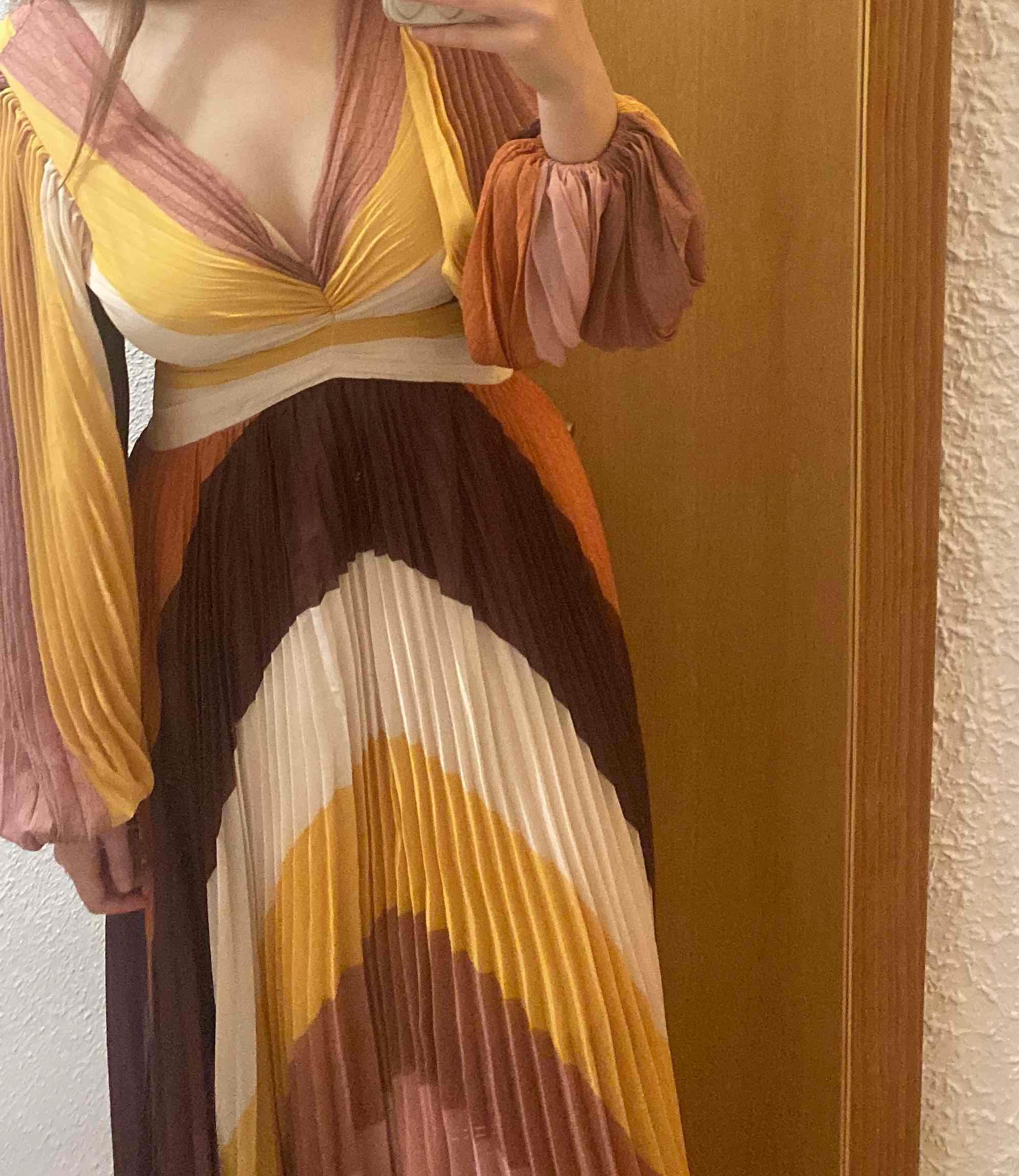 Vestido invitada plisado byhandel By handel — foto 2 de 2