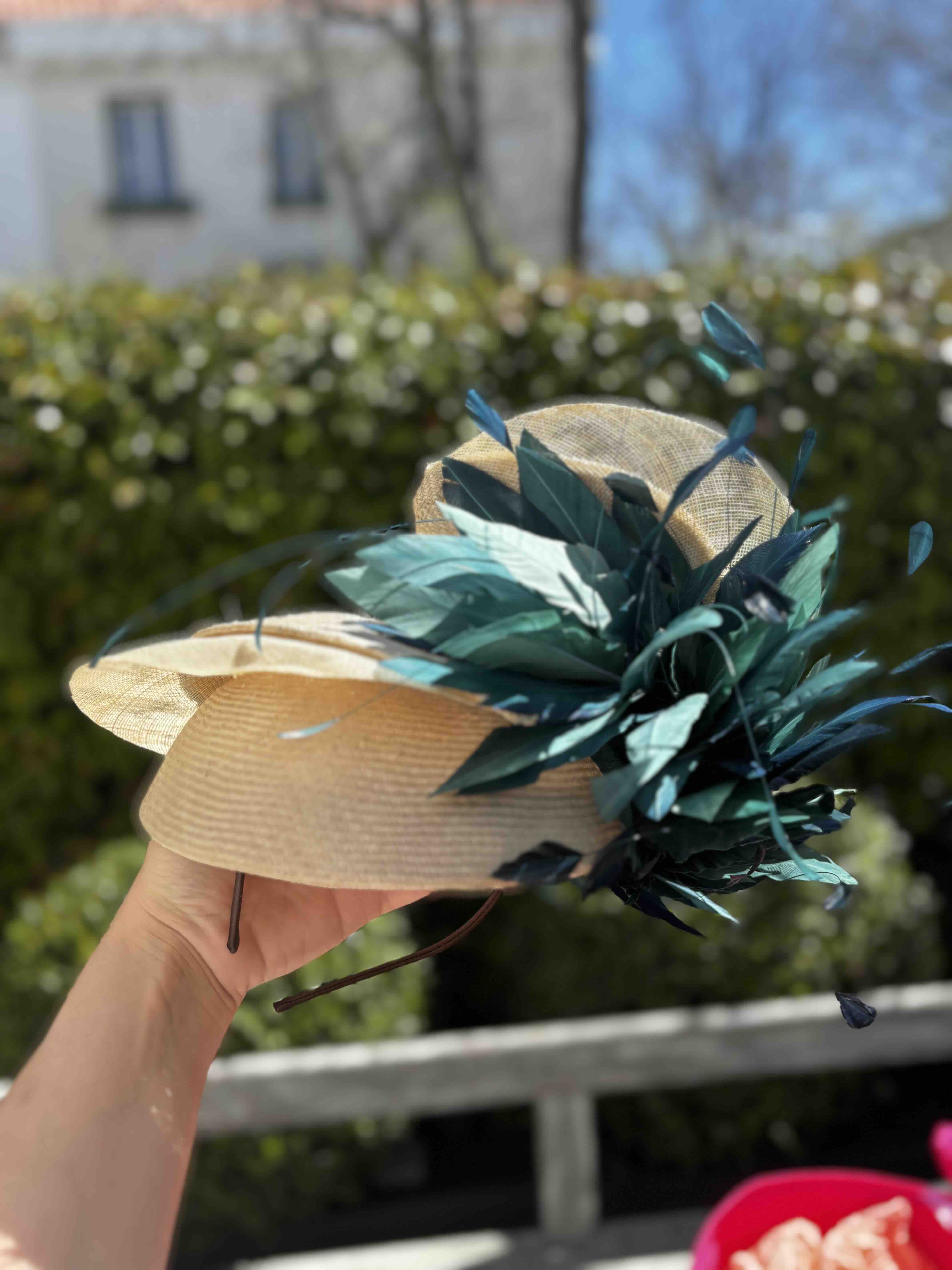 Tocado beige con plumas verde esmeralda Mimoki — foto 4 de 6
