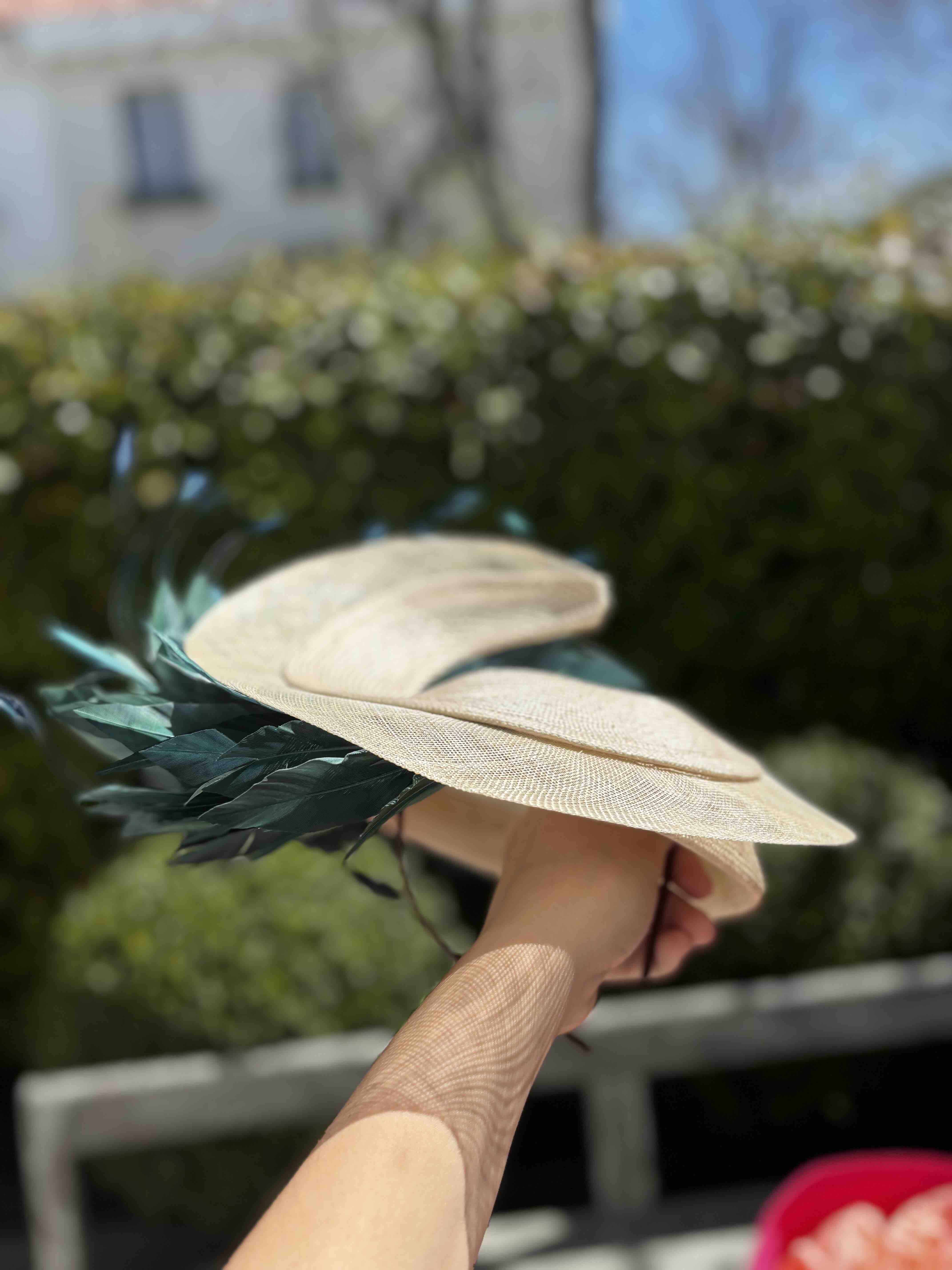 Tocado beige con plumas verde esmeralda Mimoki — foto 5 de 6