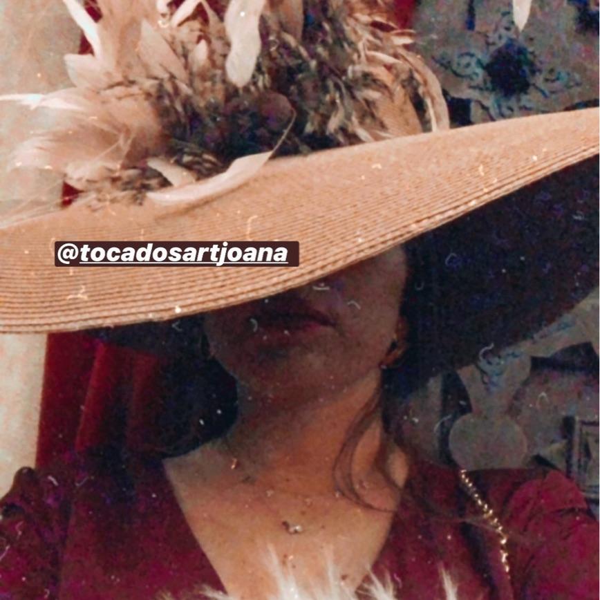 Pamela en color nude con plumas y flor de seda. tocados Arjona — foto 4 de 5