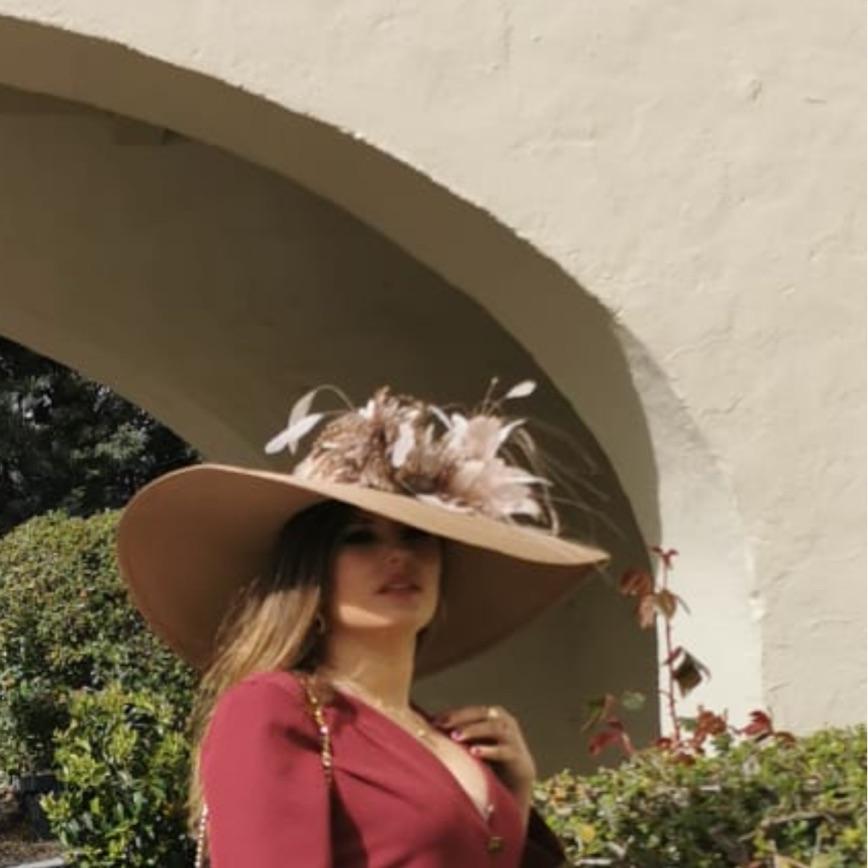 Pamela en color nude con plumas y flor de seda. tocados Arjona — foto 5 de 5