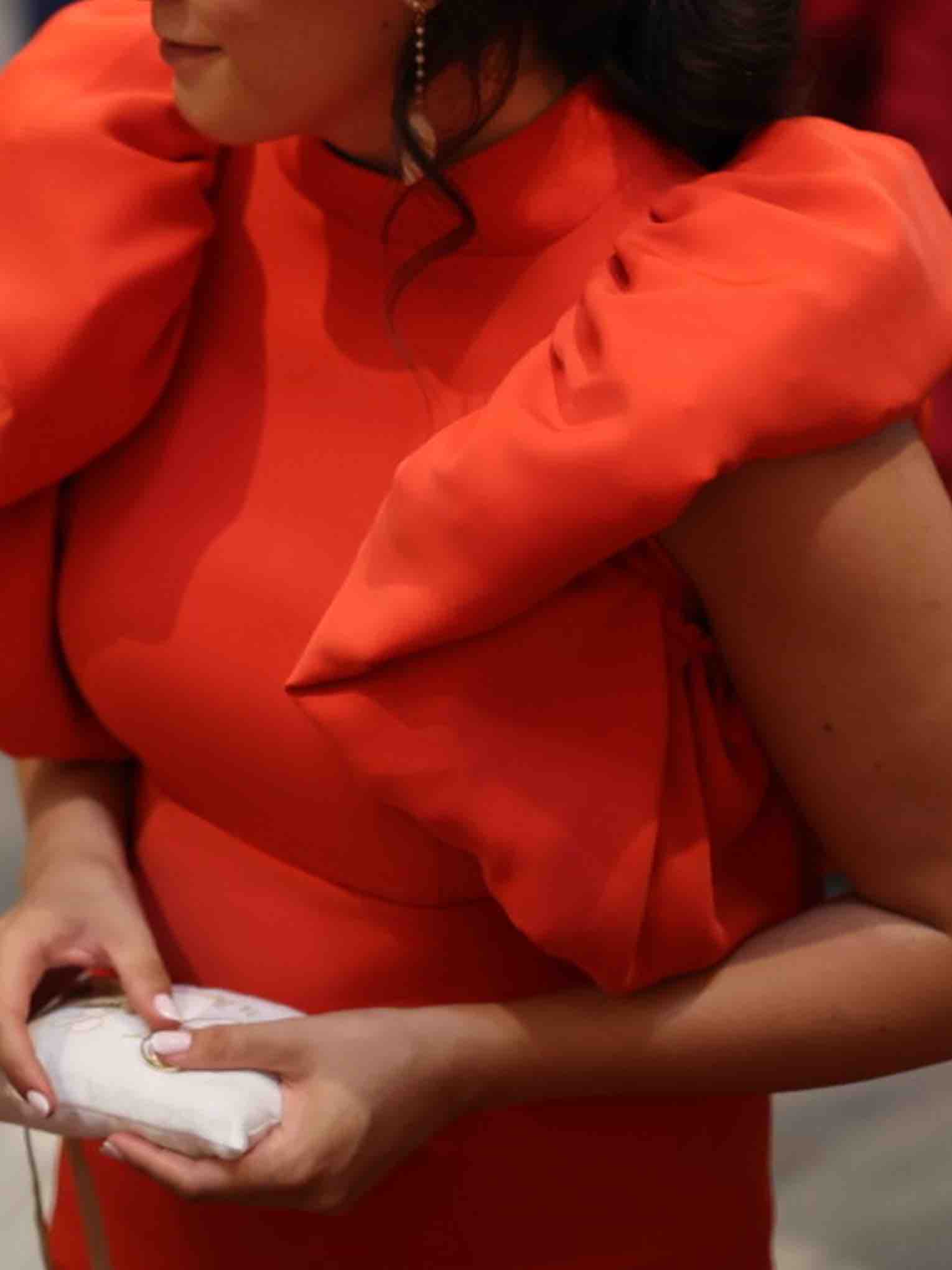 Vestido de boda de Matilde Cano. Color rojo/coral — foto 4 de 5