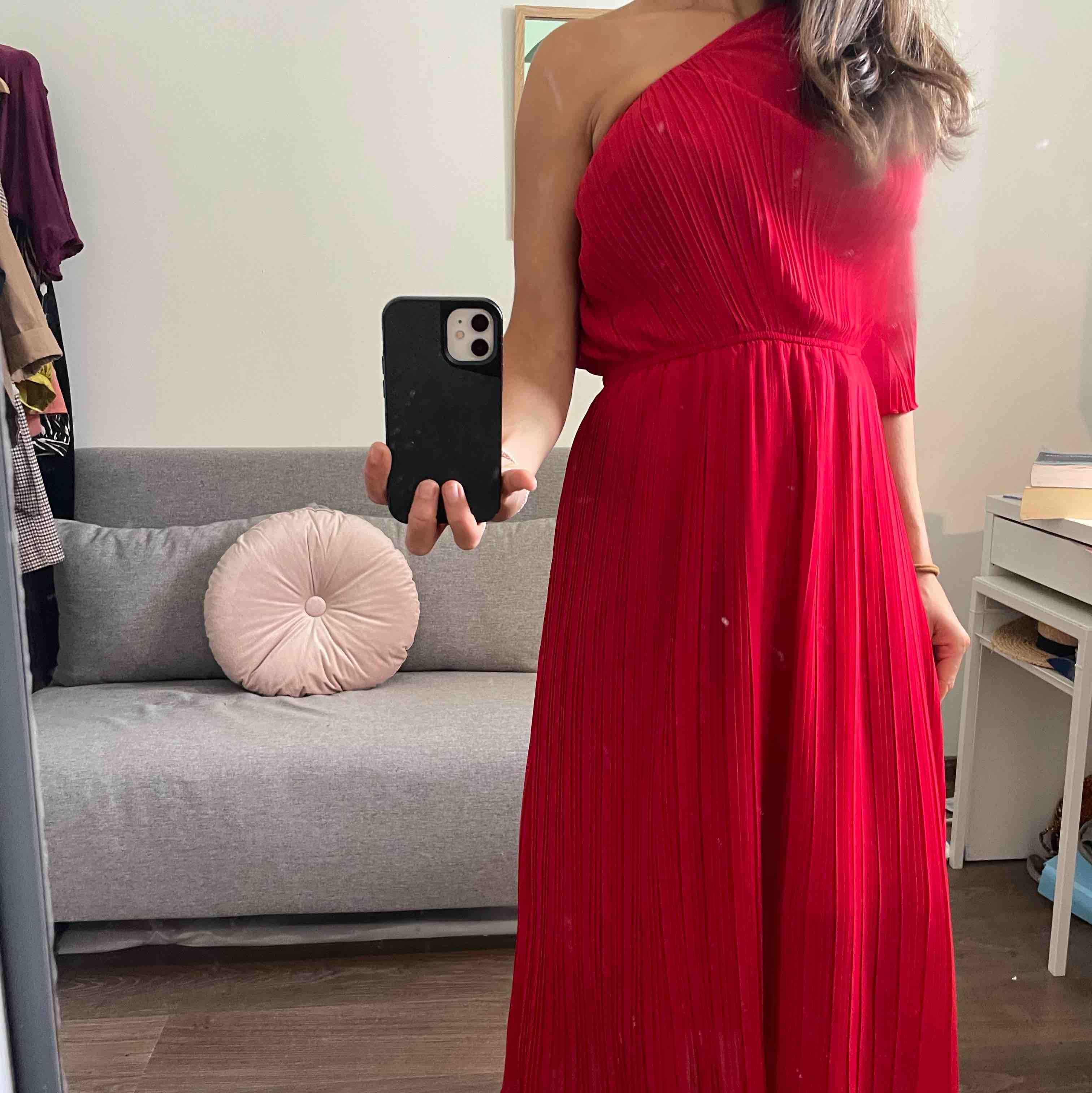 Vestido rojo midi plisado con hombro descubierto. wild Pony — foto 5 de 6