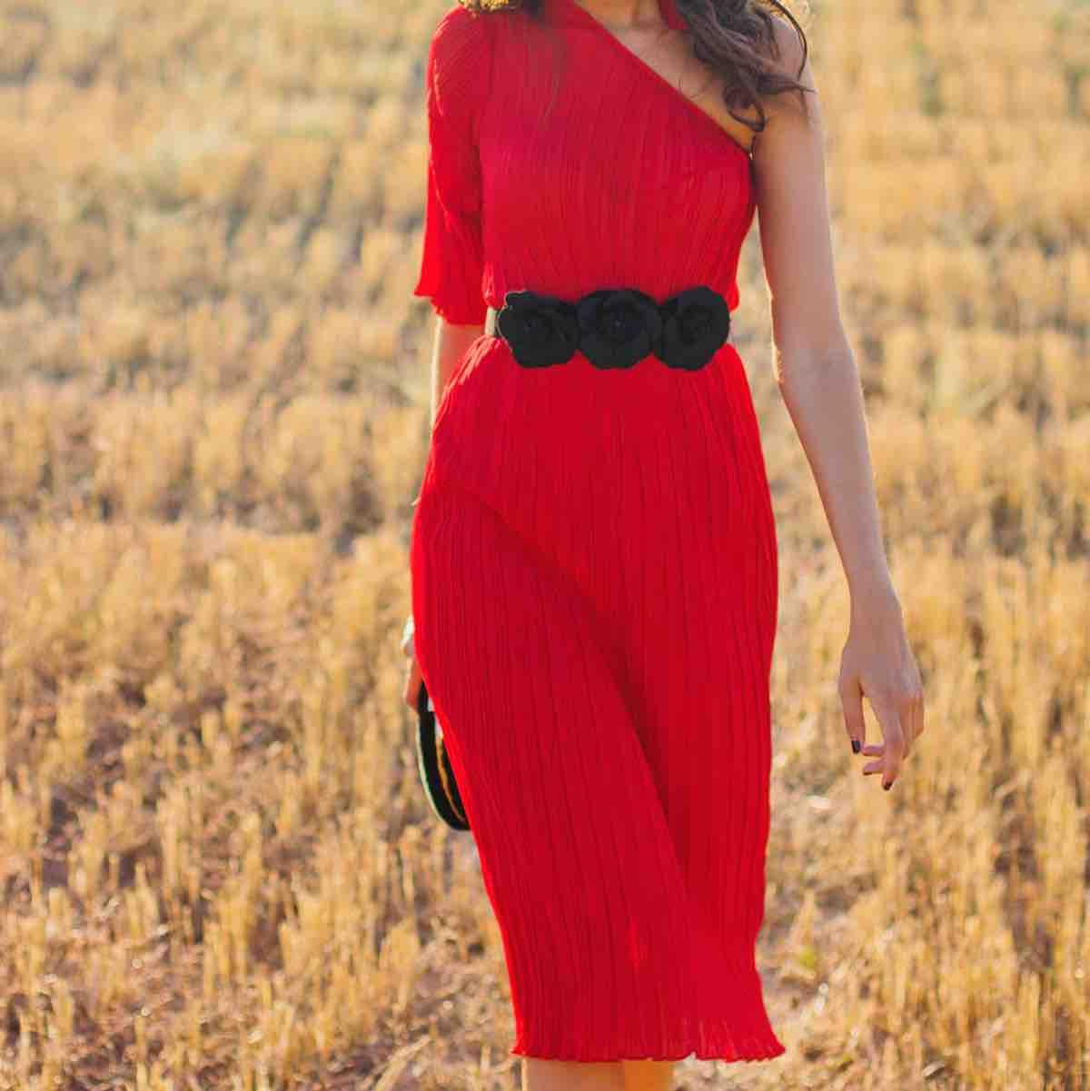 Vestido rojo midi plisado con hombro descubierto. wild Pony — foto 1 de 6