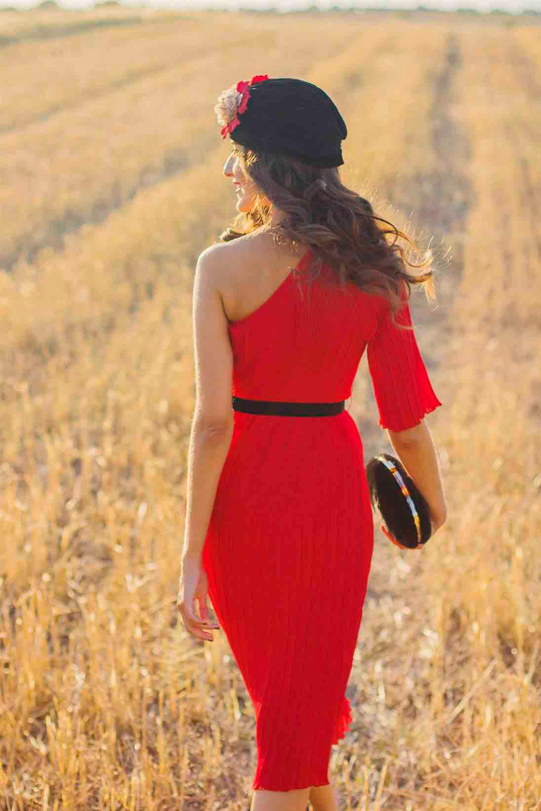 Vestido rojo midi plisado con hombro descubierto. wild Pony — foto 2 de 6