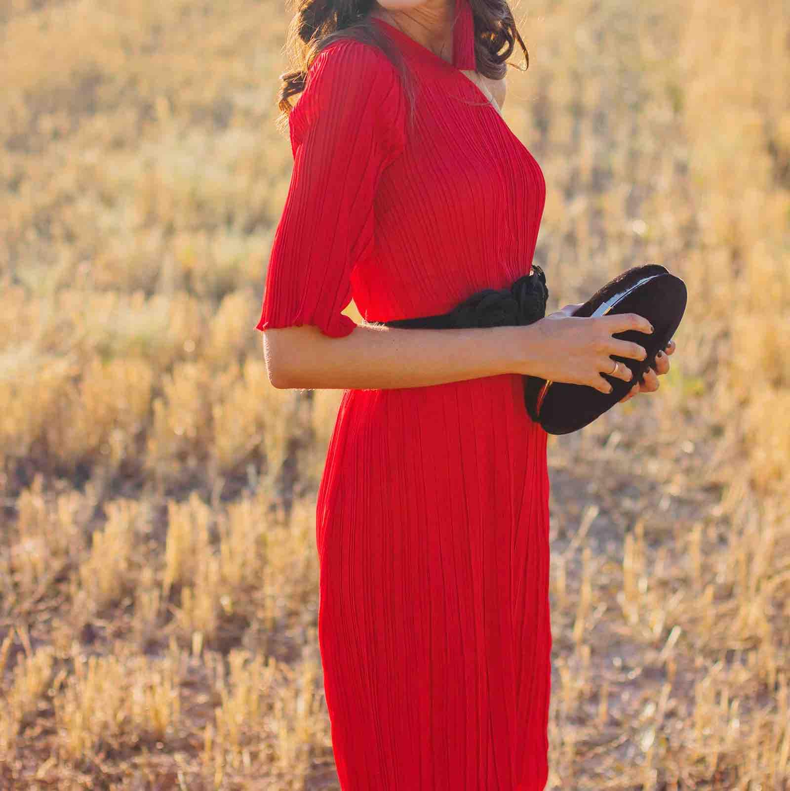 Vestido rojo midi plisado con hombro descubierto. wild Pony — foto 3 de 6