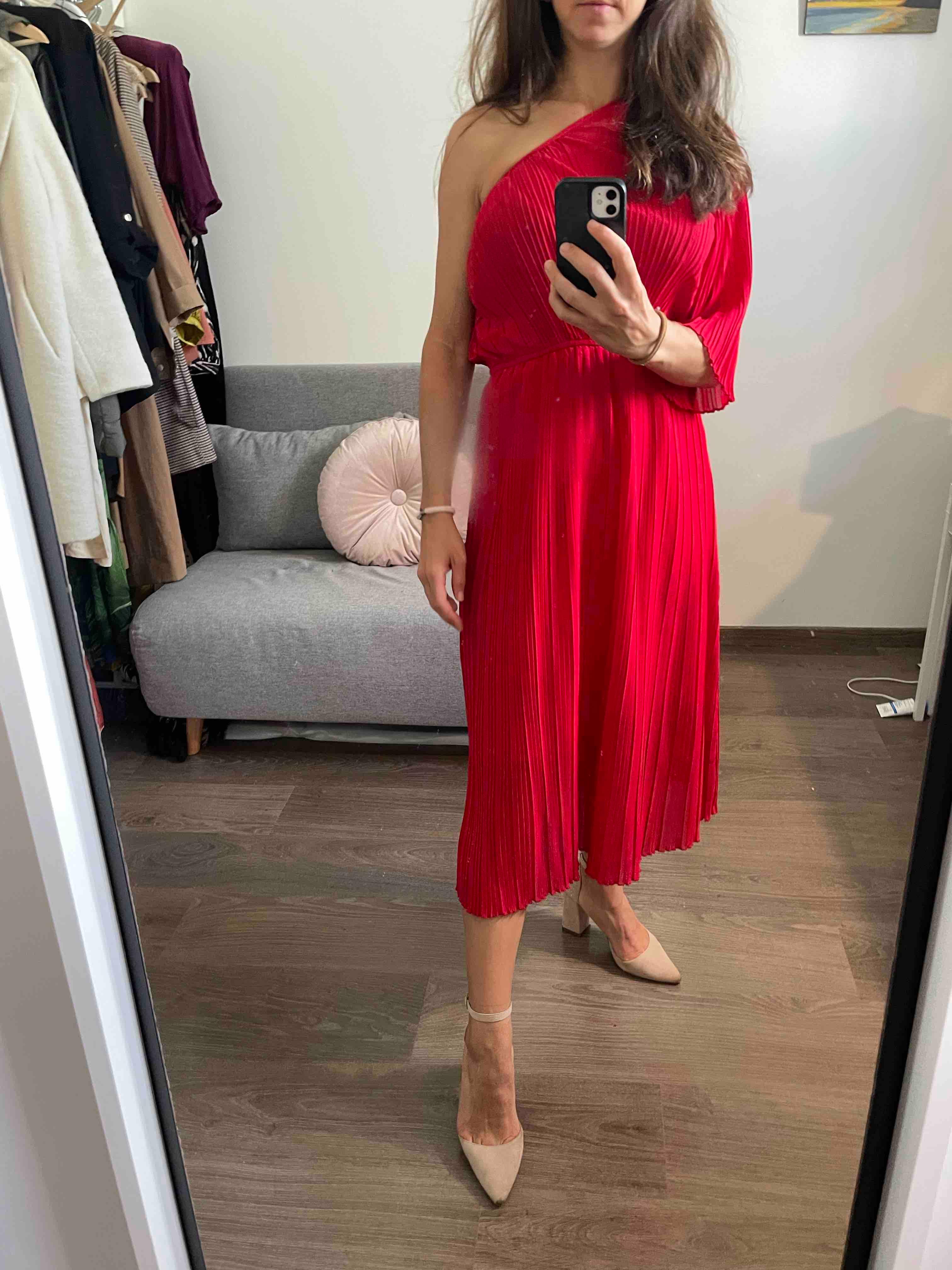 Vestido rojo midi plisado con hombro descubierto. wild Pony — foto 6 de 6