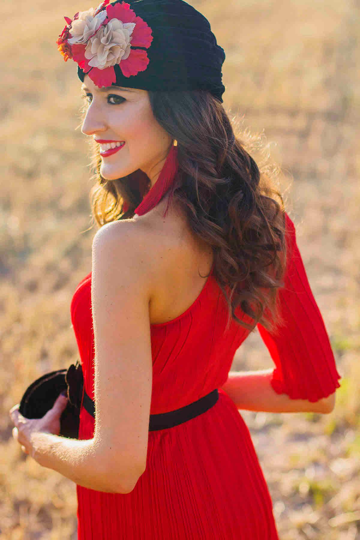 Vestido rojo midi plisado con hombro descubierto. wild Pony — foto 4 de 6