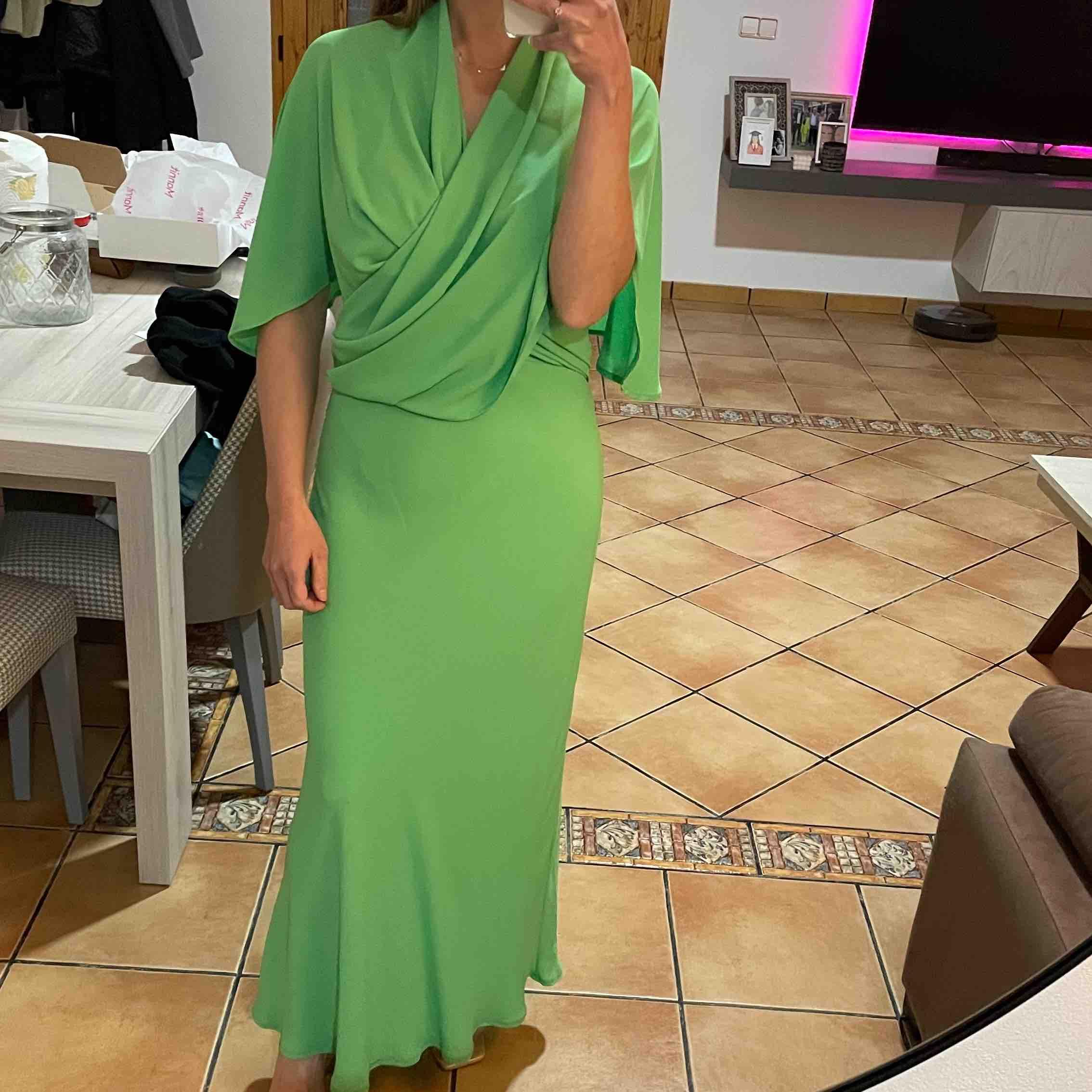 Vestido verde con capa Mannit — foto 2 de 3
