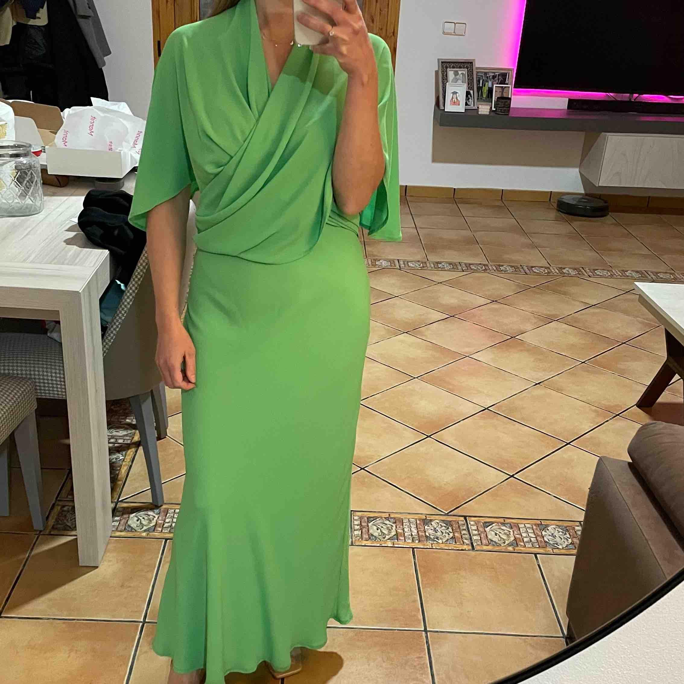 Vestido verde con capa Mannit — foto 1 de 3