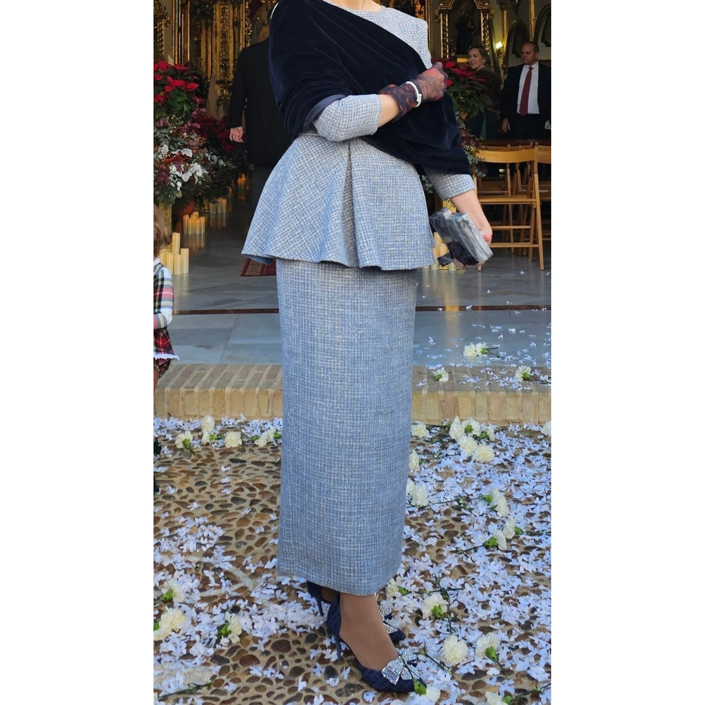 vestido invitada a boda tweet y terciopelo — foto 1 de 4