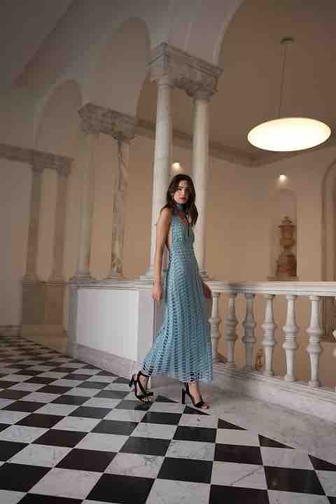 Vestido invitada azul Claw The Label — foto 5 de 6