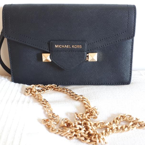 Bolso Michael Kors negro pequeño con cadena dorada. MICHAEL Michael Kors — foto 1 de 2
