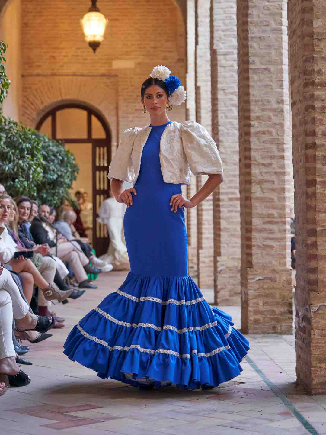 Traje de flamenca en politécnicno azul klein Alba Carmona — foto 1 de 5