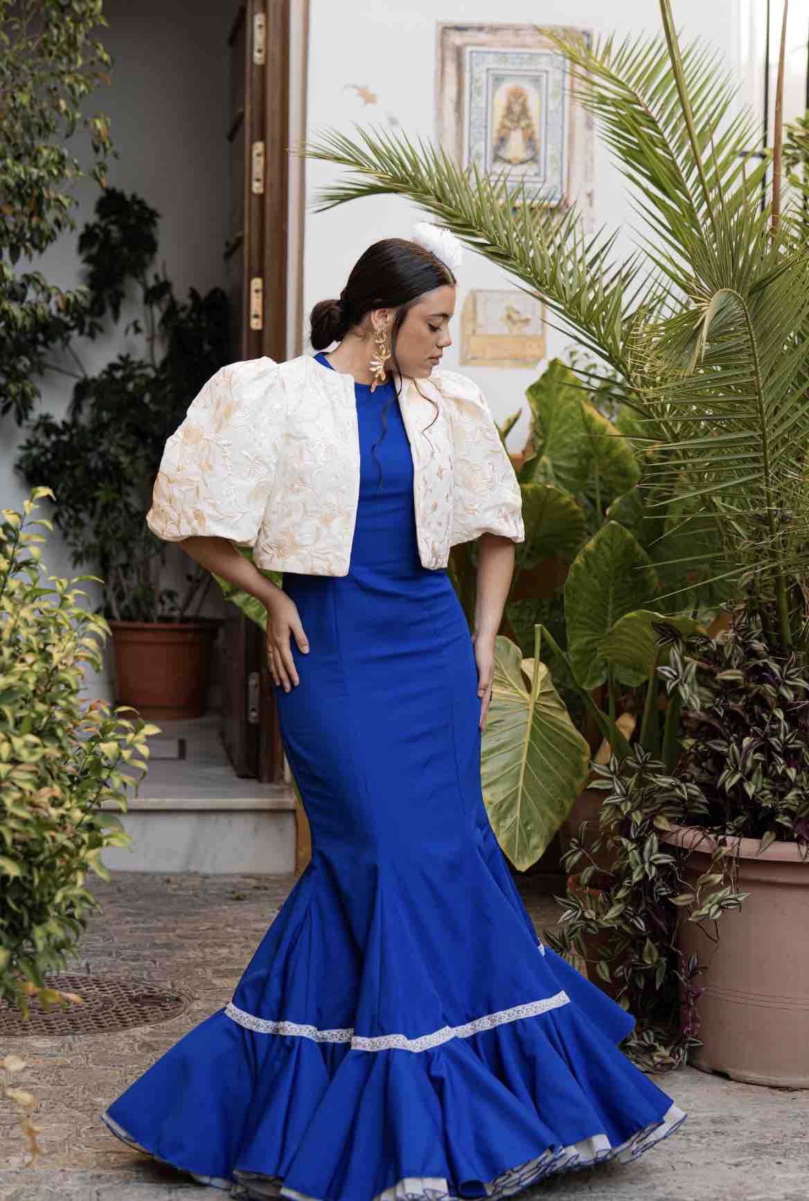 Traje de flamenca en politécnicno azul klein Alba Carmona — foto 2 de 5
