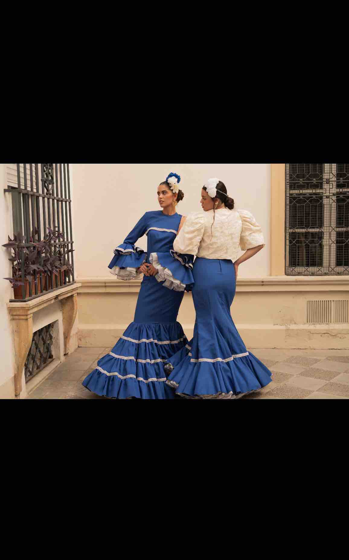 Traje de flamenca en politécnicno azul klein Alba Carmona — foto 4 de 5