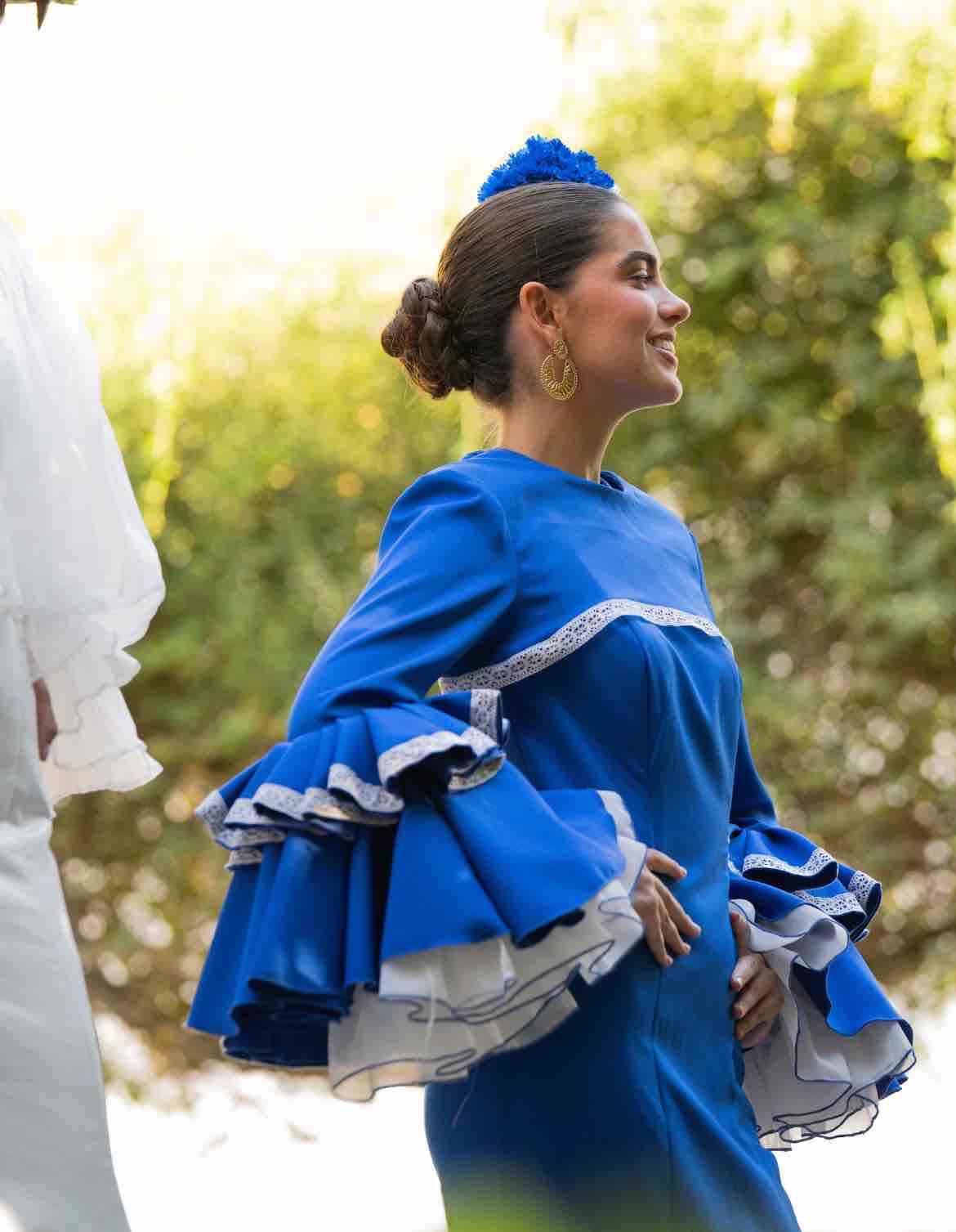 Traje de flamenca en azul eléctrico Alba Carmona — foto 2 de 5