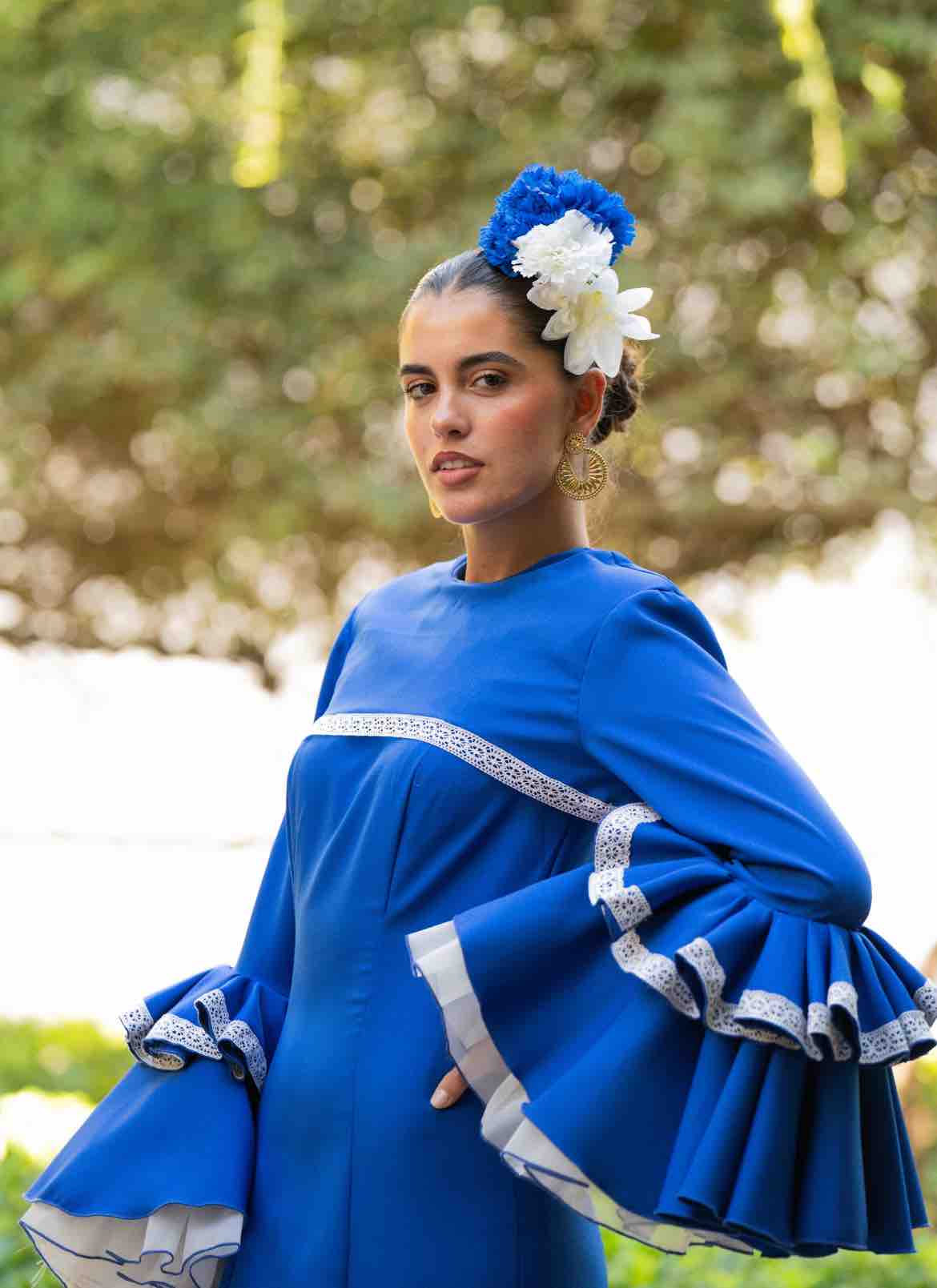 Traje de flamenca en azul eléctrico Alba Carmona — foto 3 de 5