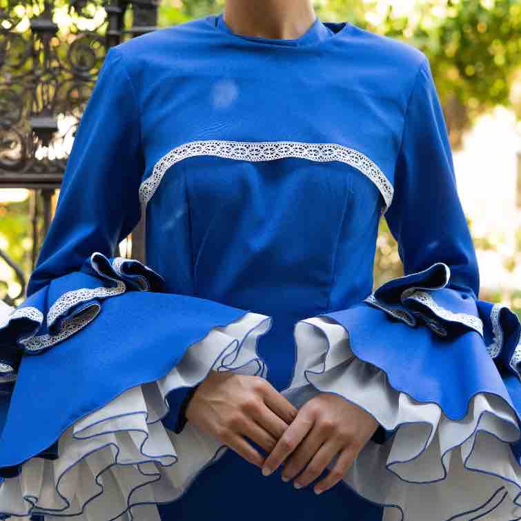 Traje de flamenca en azul eléctrico Alba Carmona — foto 4 de 5