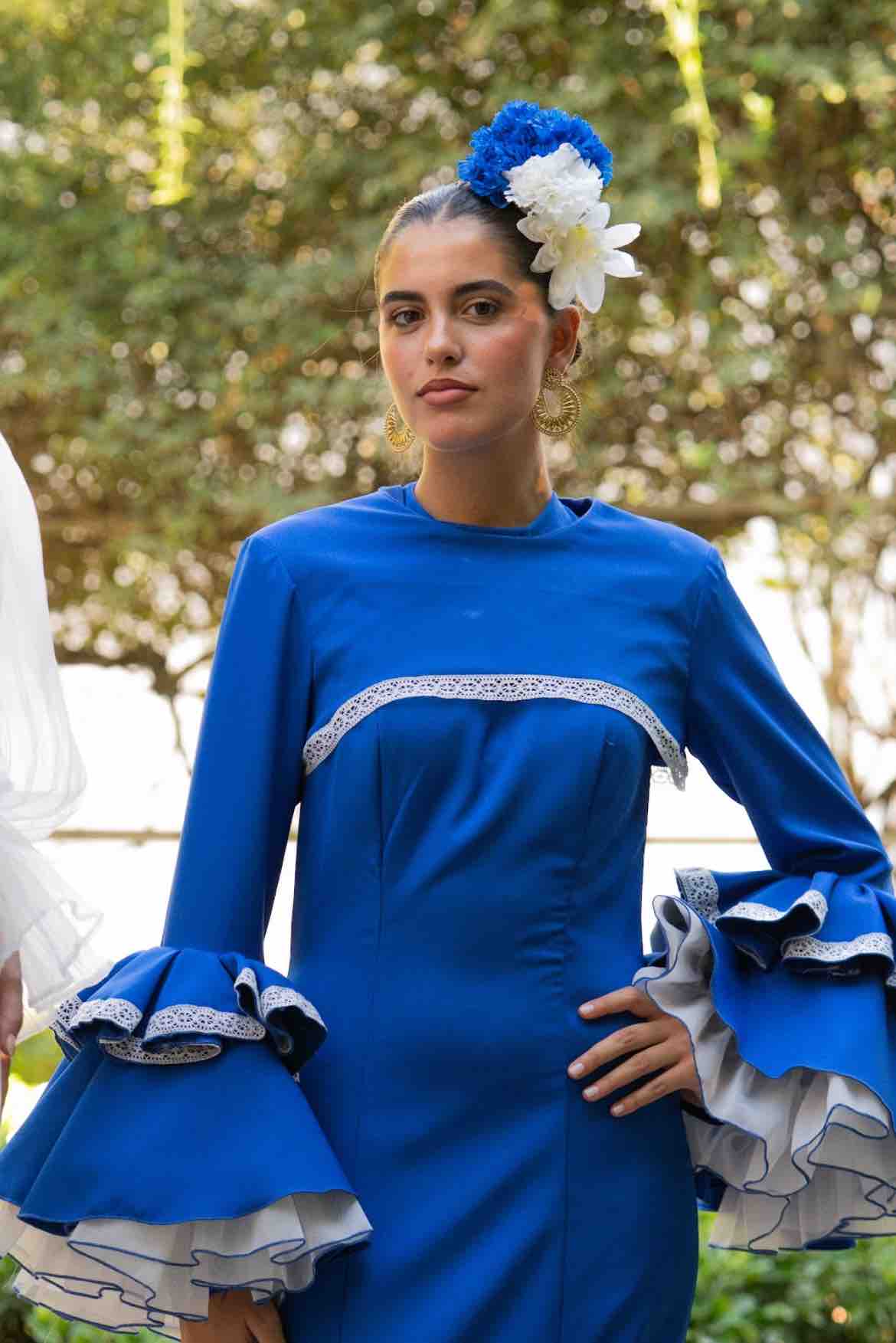 Traje de flamenca en azul eléctrico Alba Carmona — foto 5 de 5