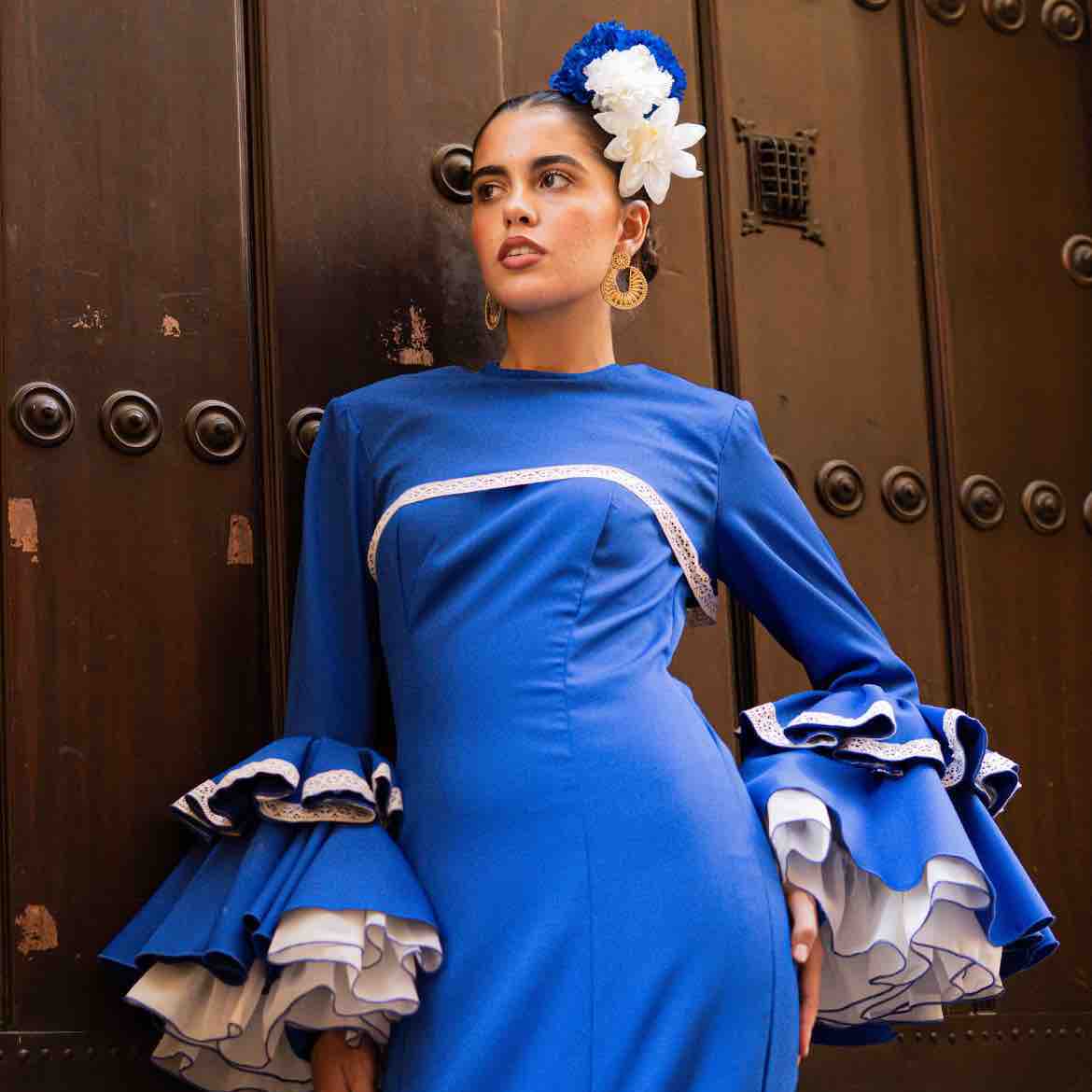 Traje de flamenca en azul eléctrico Alba Carmona — foto 1 de 5