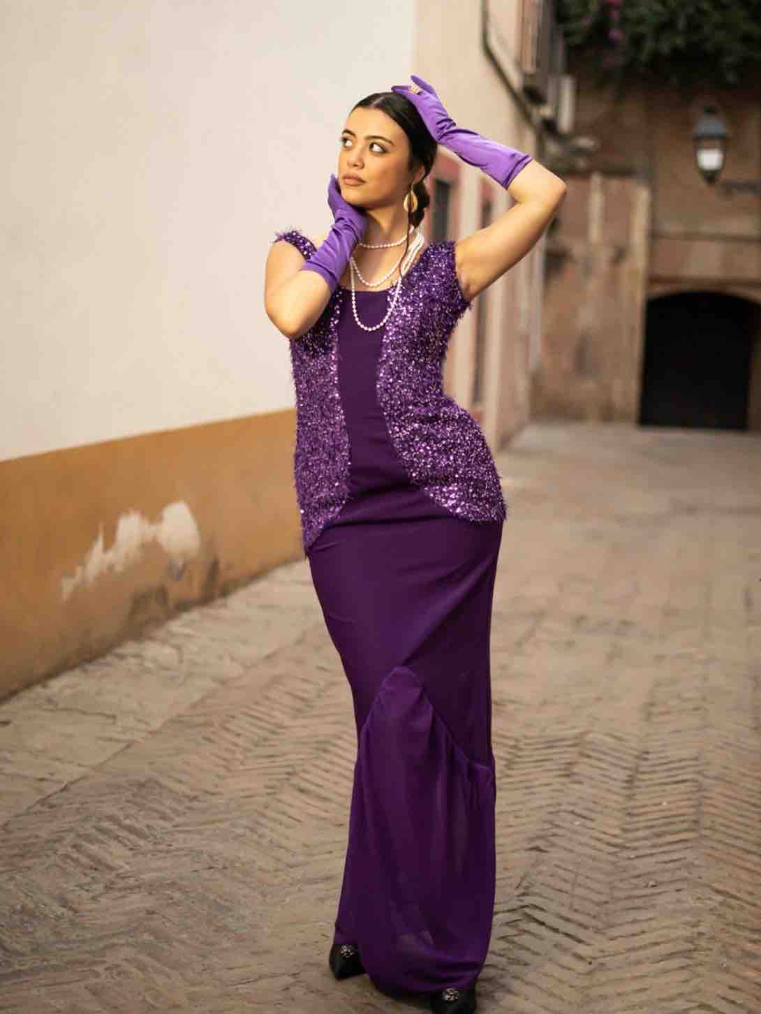 Vestido de invitada morado con lentejuelas no Alba Carmona — foto 1 de 3