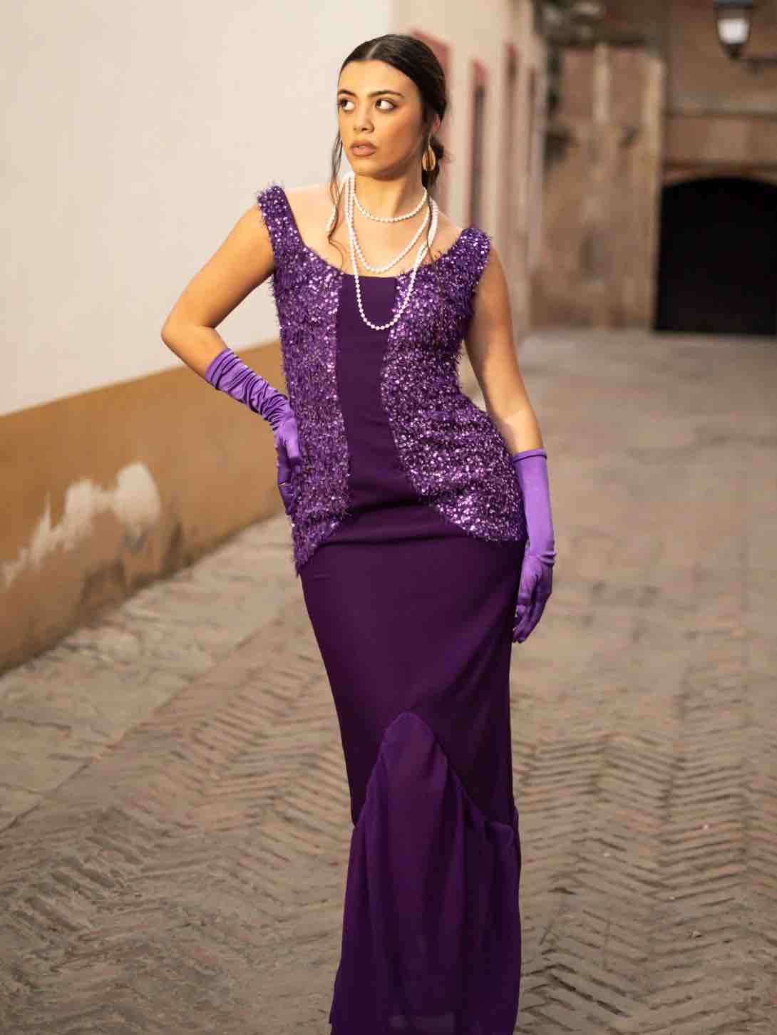 Vestido de invitada morado con lentejuelas no Alba Carmona — foto 2 de 3