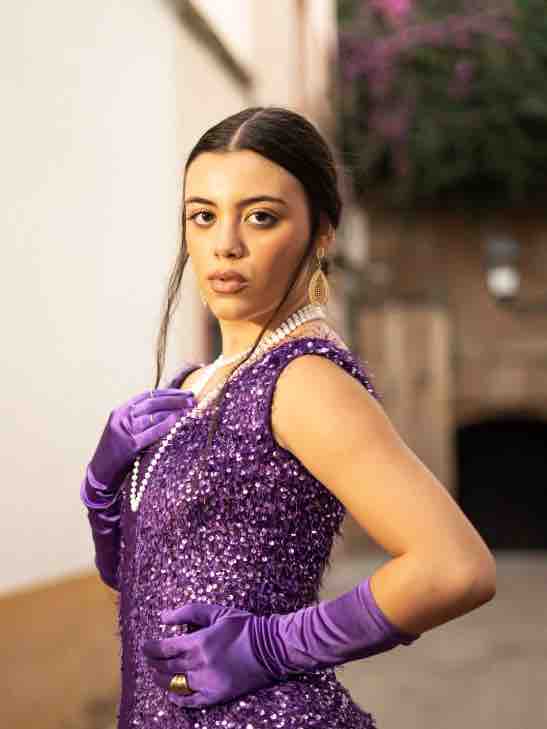 Vestido de invitada morado con lentejuelas no Alba Carmona — foto 3 de 3